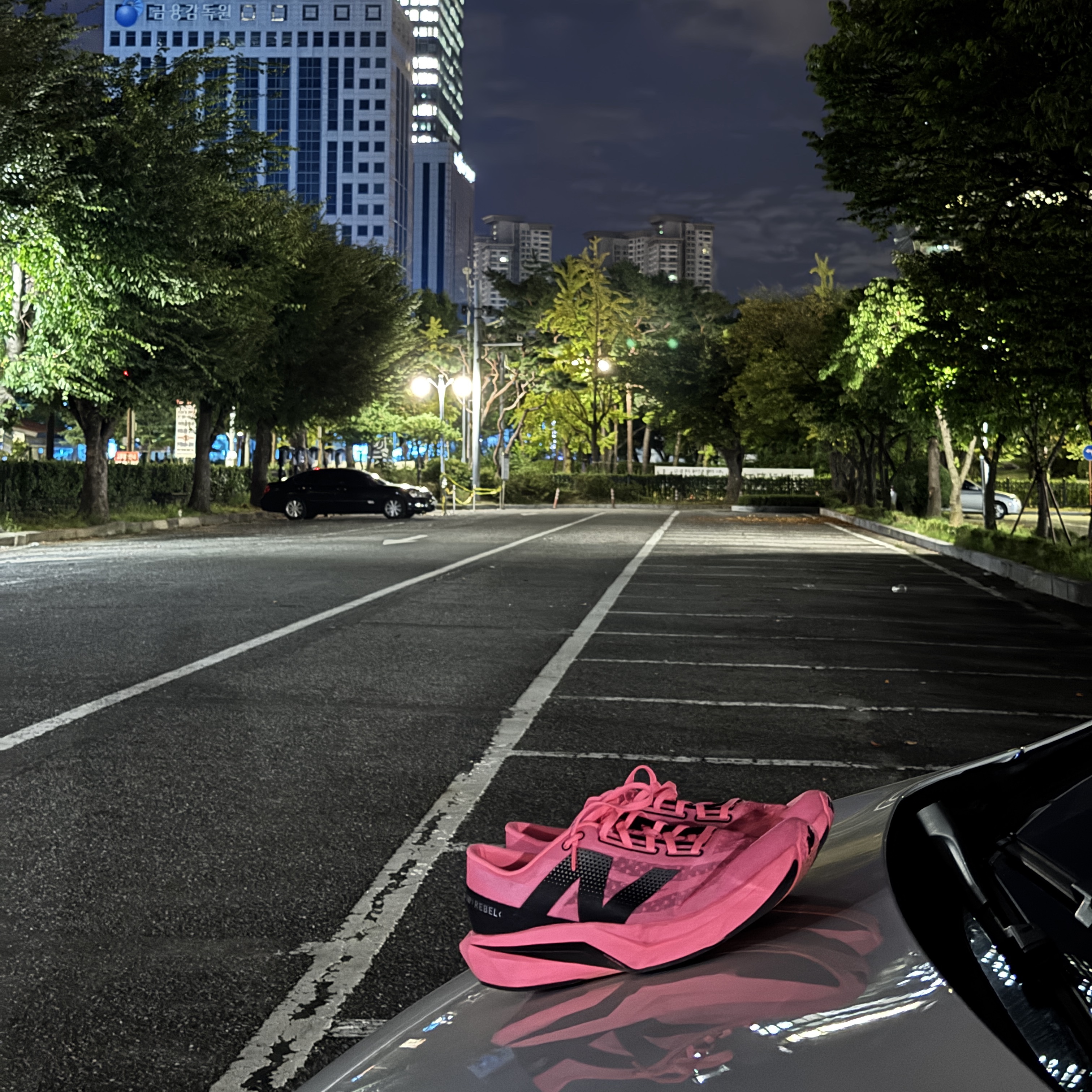 New Balance Fuelcell Rebel v4 Ultra Pink Black - 2E Wide 착용 스타일 - 1