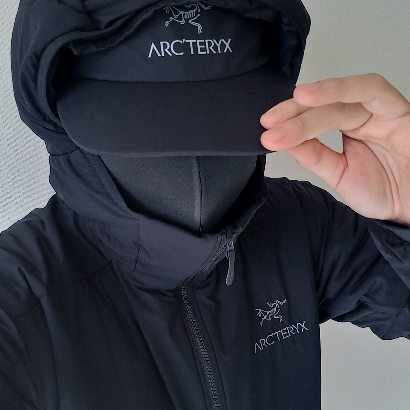 Arc'teryx Atom Hoody Black, Arc'teryx Gore 5 Panel Cap Black 착용 스타일 - 1