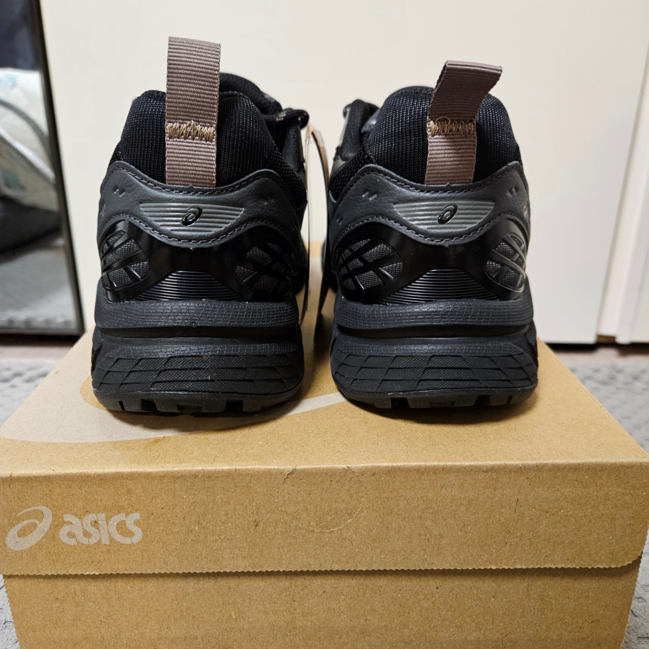 Asics Gel-Nunobiki Black Taupe Grey 착용 스타일 - 3