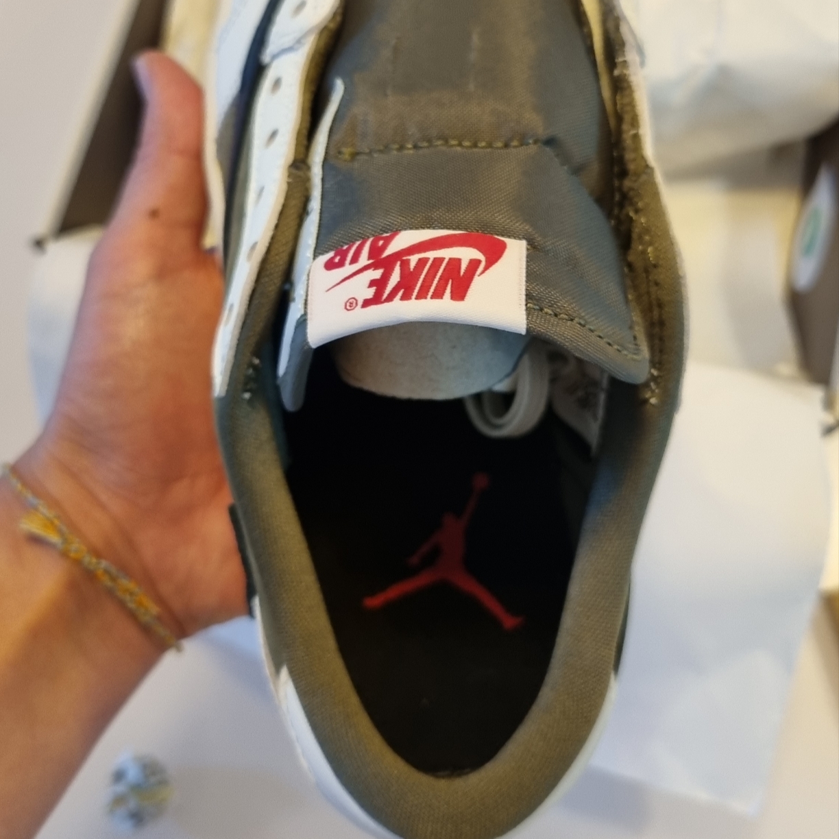Jordan 1 x Travis Scott Retro Low OG SP Reverse Olive 착용 스타일 - 2
