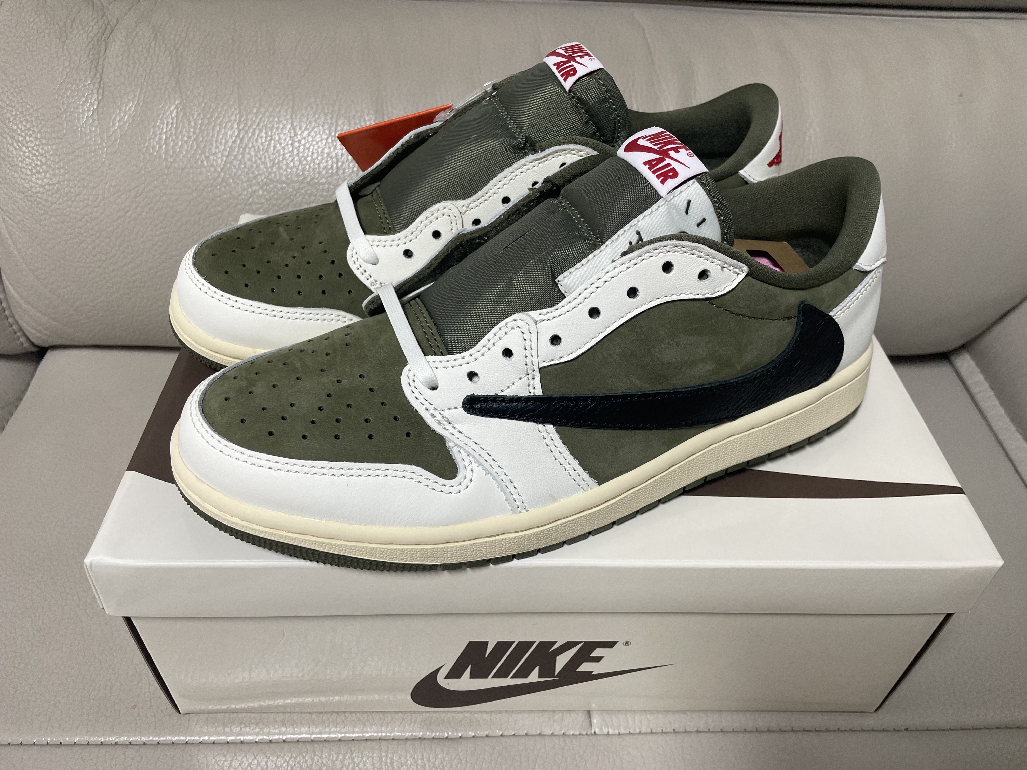 Jordan 1 x Travis Scott Retro Low OG SP Reverse Olive 착용 스타일