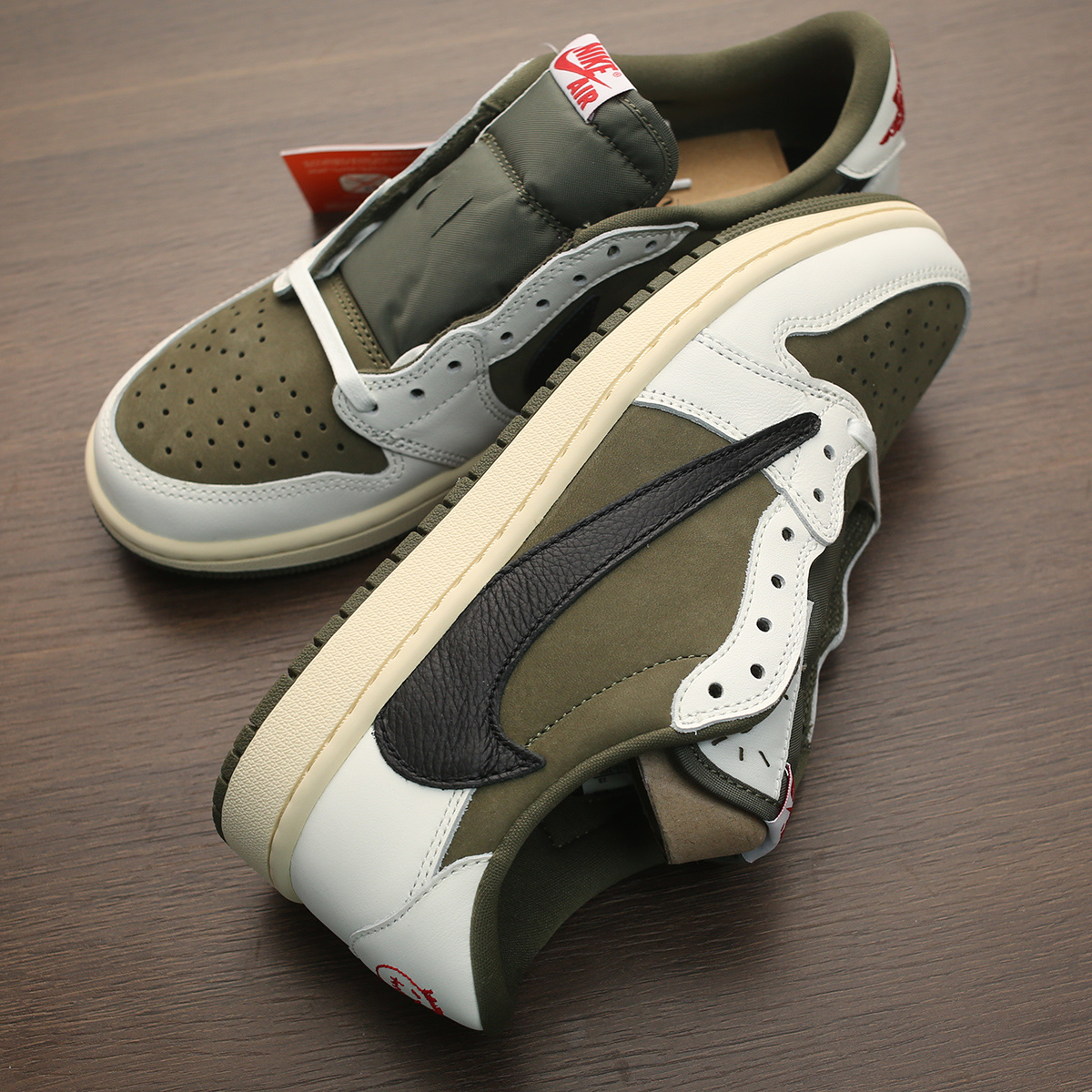 Jordan 1 x Travis Scott Retro Low OG SP Reverse Olive 착용 스타일 - 2