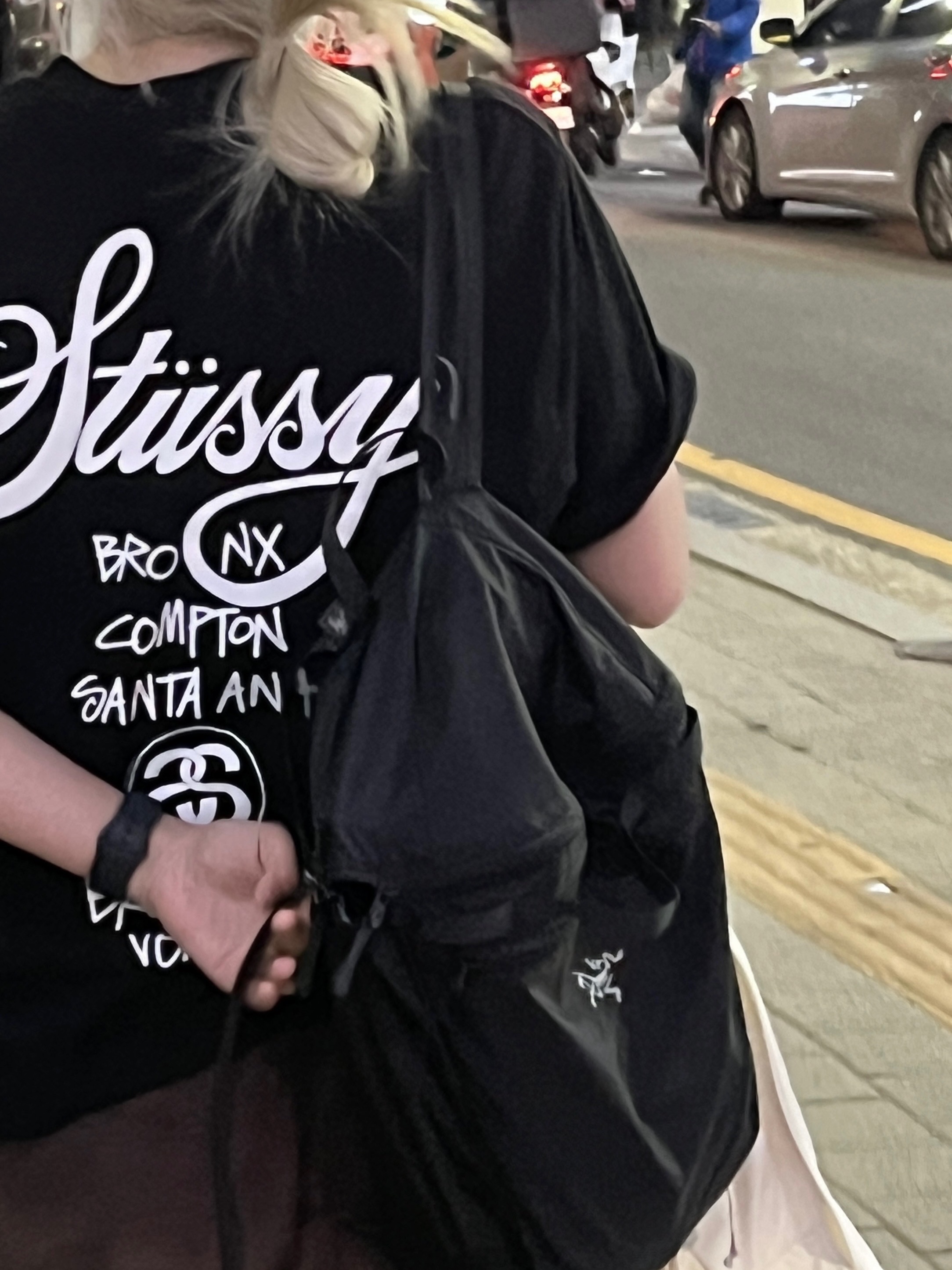 Stussy World Tour T-Shirt Black 2024,2025, Arc'teryx Heliad 15 Backpack Black 착용 스타일 - 2