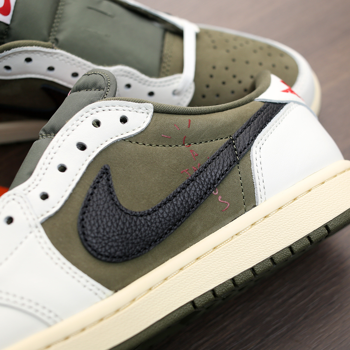 Jordan 1 x Travis Scott Retro Low OG SP Reverse Olive 착용 스타일 - 3