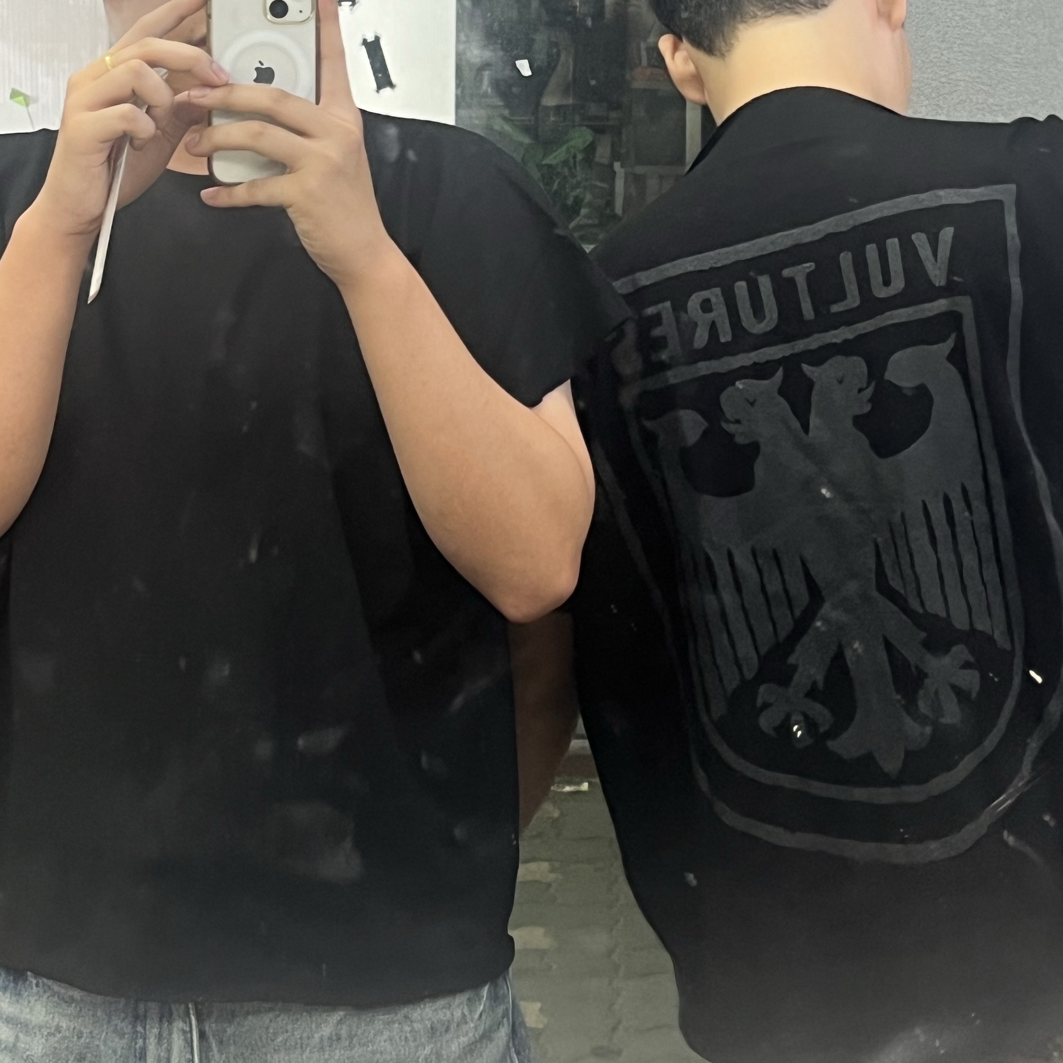 Yeezy Vultures Box T-Shirt Black (Vultures Listening Experience Korea Exclusive), Maison Mihara Yasuhiro Blakey OG Sole Seamless Leather Low-top Sneakers Black 착용 스타일 - 1