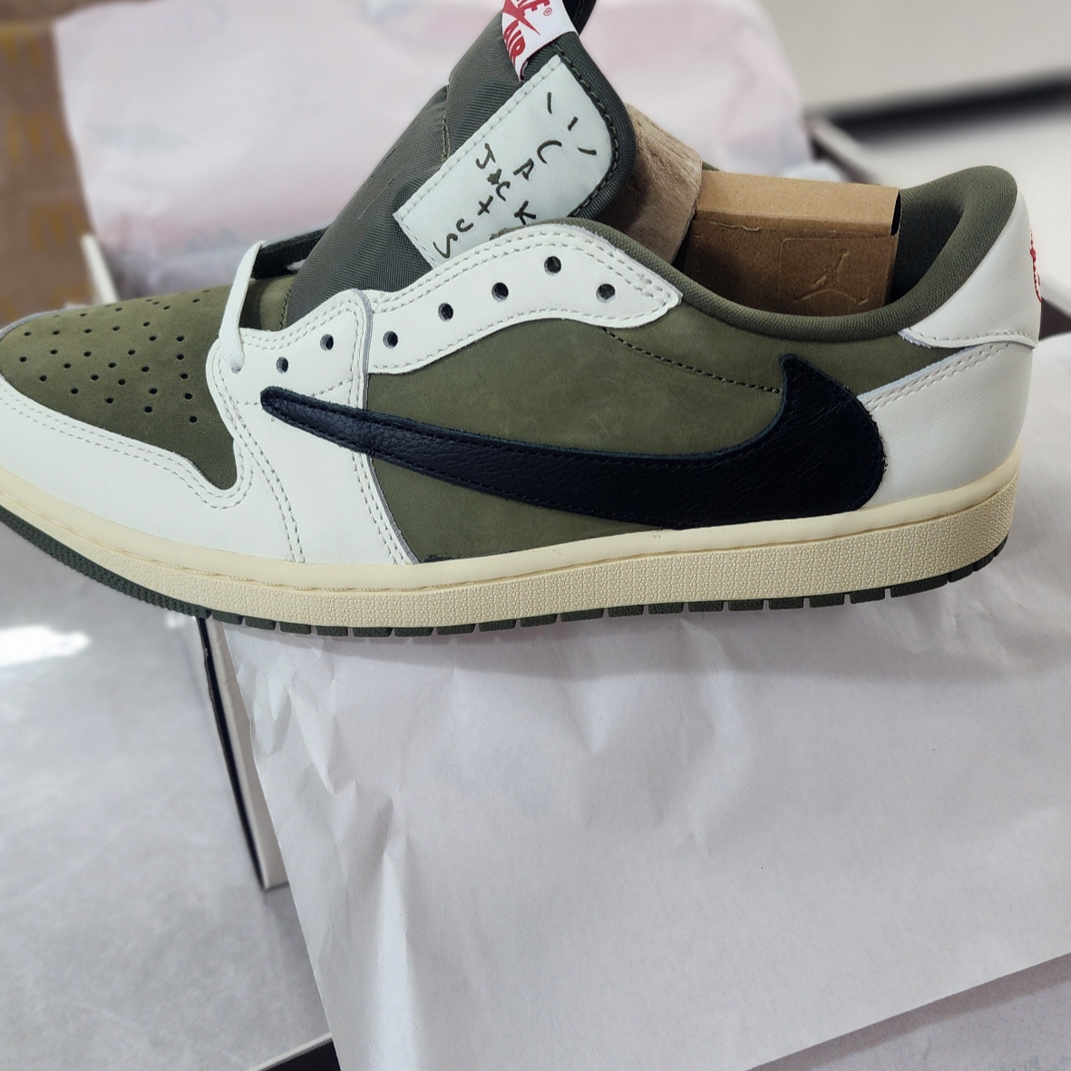 Jordan 1 x Travis Scott Retro Low OG SP Reverse Olive 착용 스타일