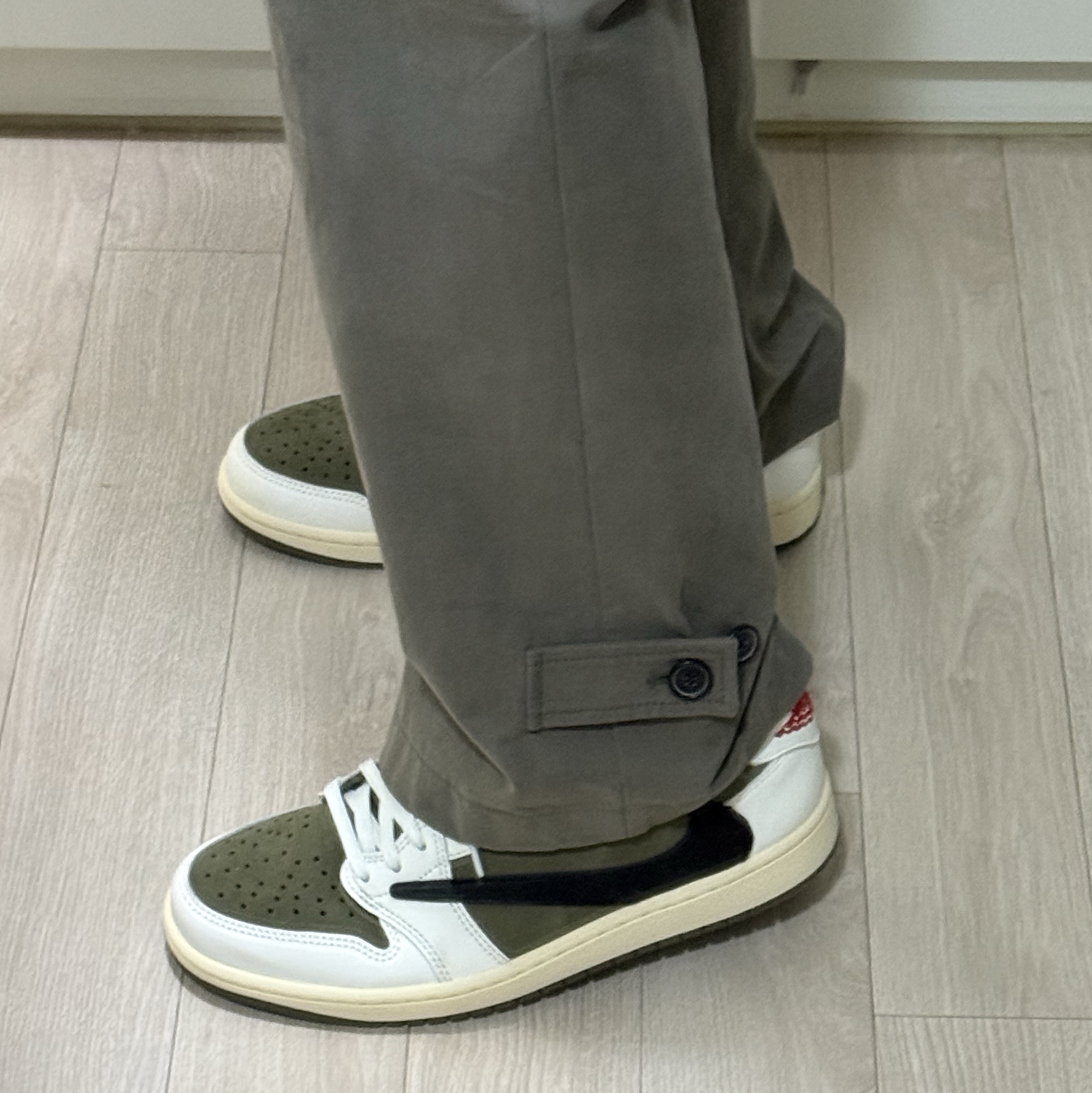 Jordan 1 x Travis Scott Retro Low OG SP Reverse Olive 착용 스타일