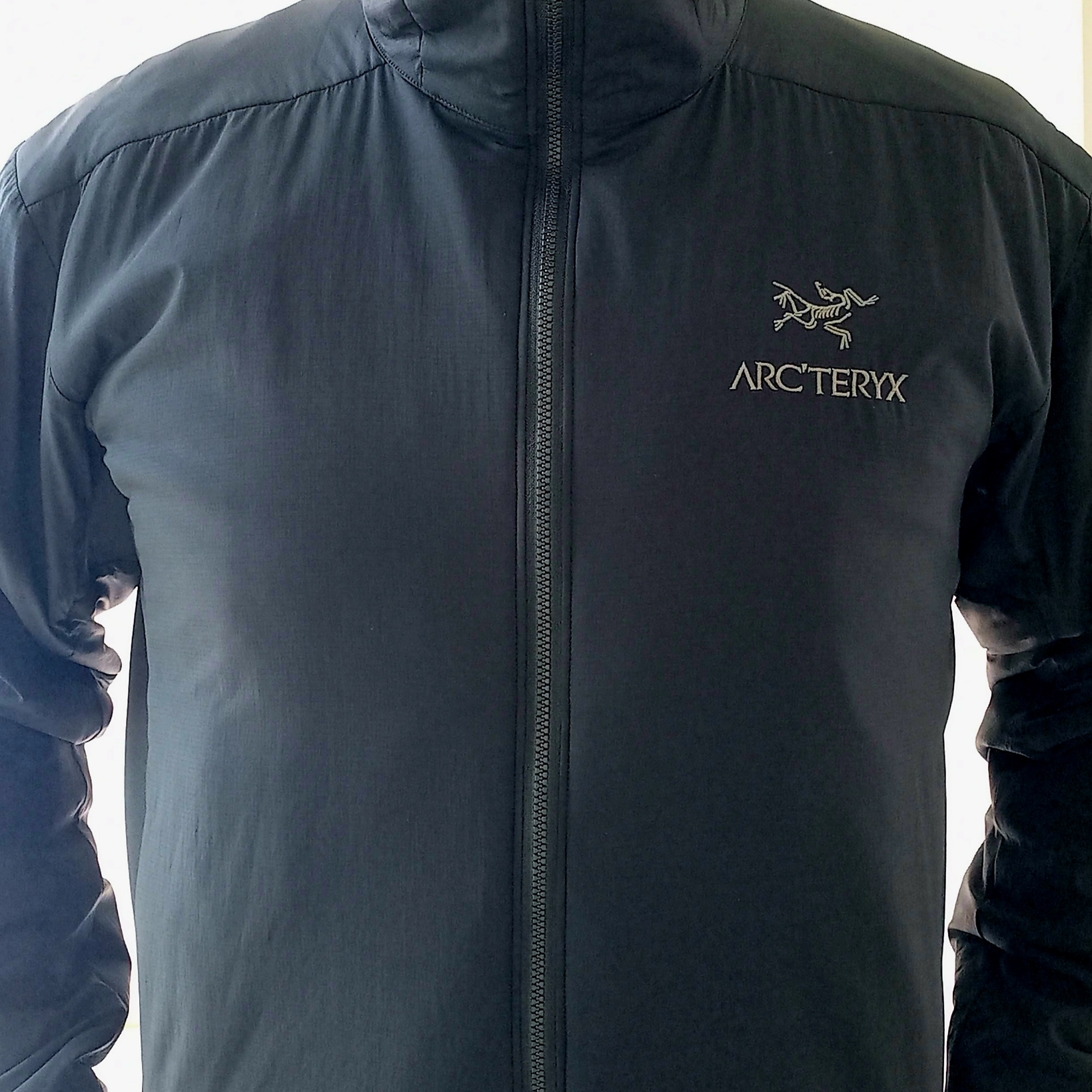Arc'teryx Atom Hoody Black, Arc'teryx Gore 5 Panel Cap Black 착용 스타일 - 4