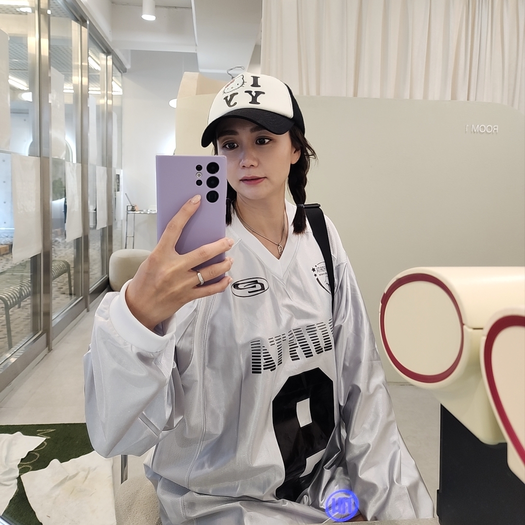 [KREAM 단독] Porta Metallic Number Soccer Tee Silver, Open Yy x Hello Kitty Trucker Cap Black 착용 스타일 - 4