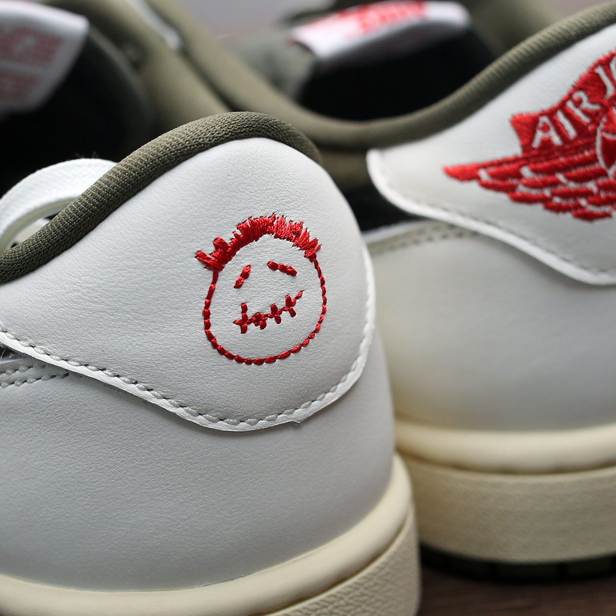Jordan 1 x Travis Scott Retro Low OG SP Reverse Olive 착용 스타일 - 5
