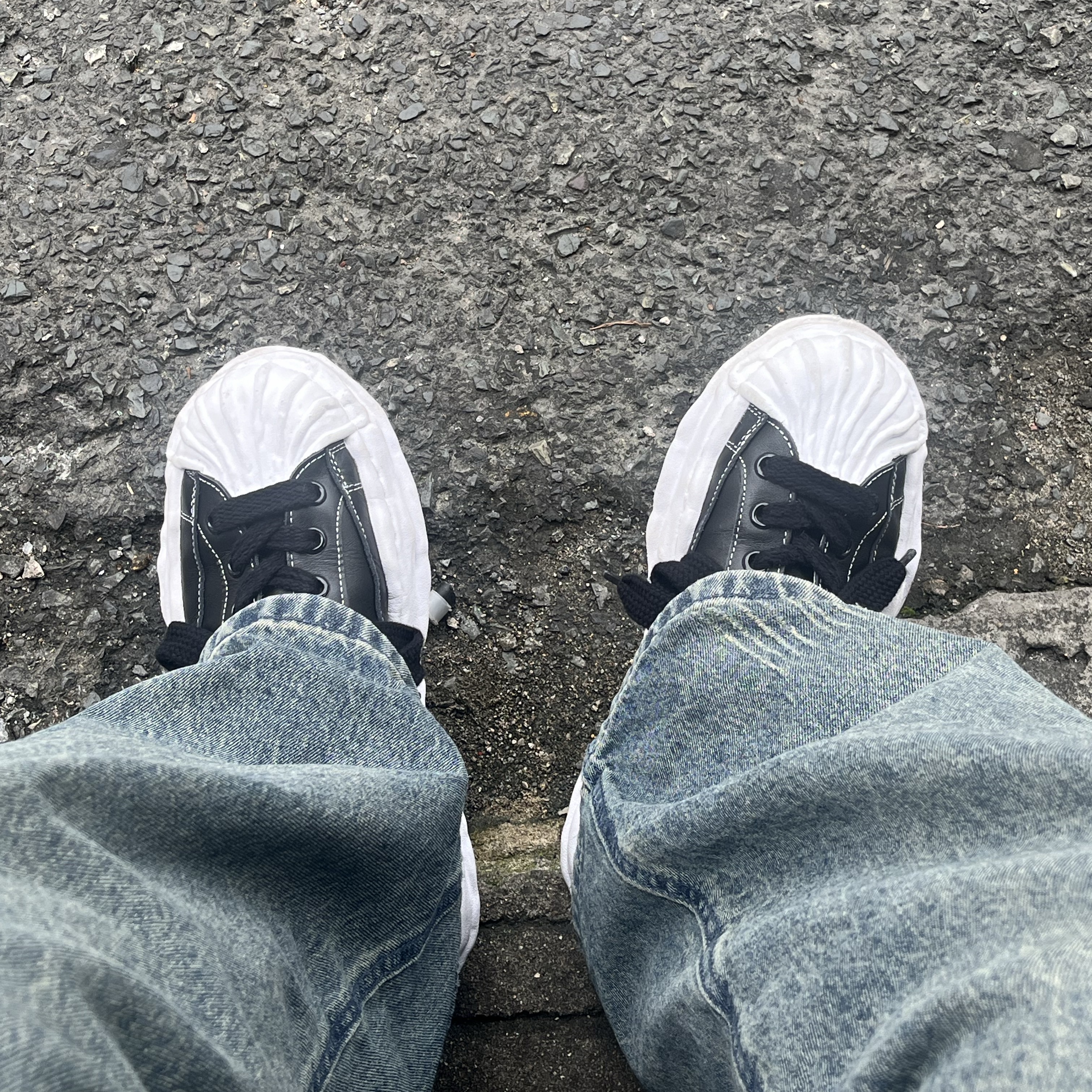 Yeezy Vultures Box T-Shirt Black (Vultures Listening Experience Korea Exclusive), Maison Mihara Yasuhiro Blakey OG Sole Seamless Leather Low-top Sneakers Black 착용 스타일 - 2