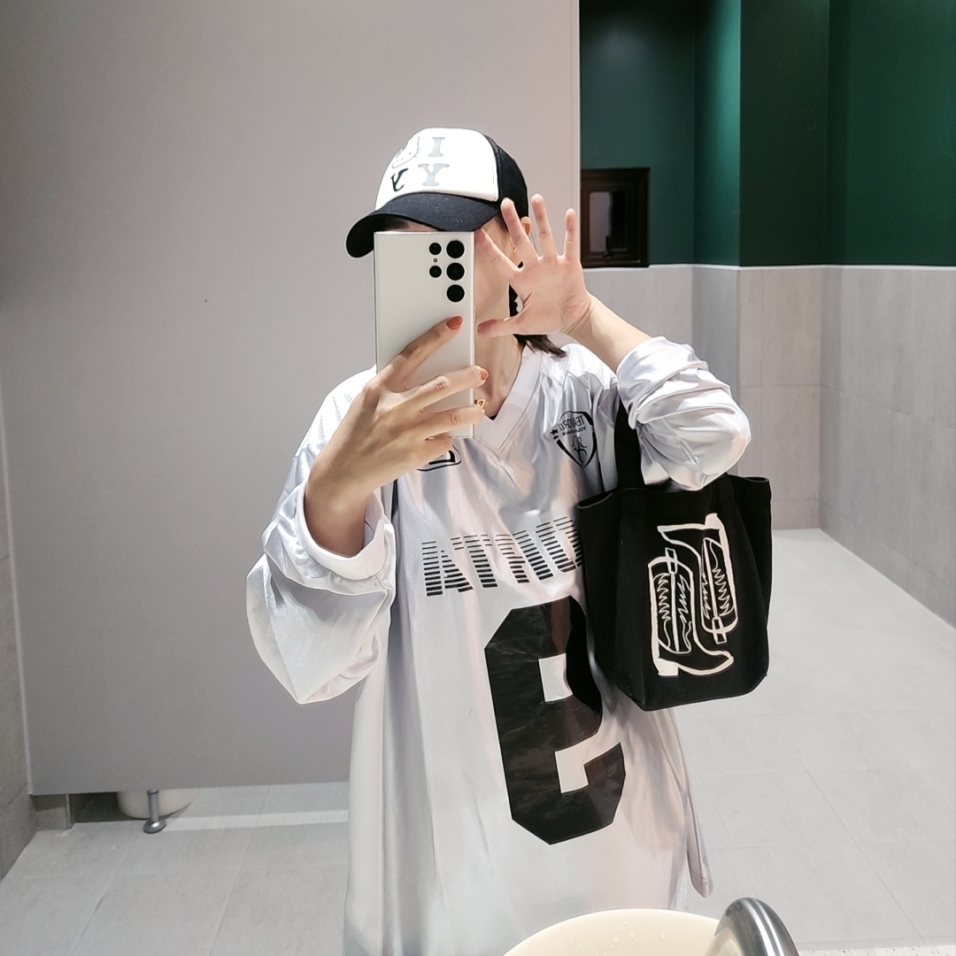 [KREAM 단독] Porta Metallic Number Soccer Tee Silver, Open Yy x Hello Kitty Trucker Cap Black 착용 스타일 - 5