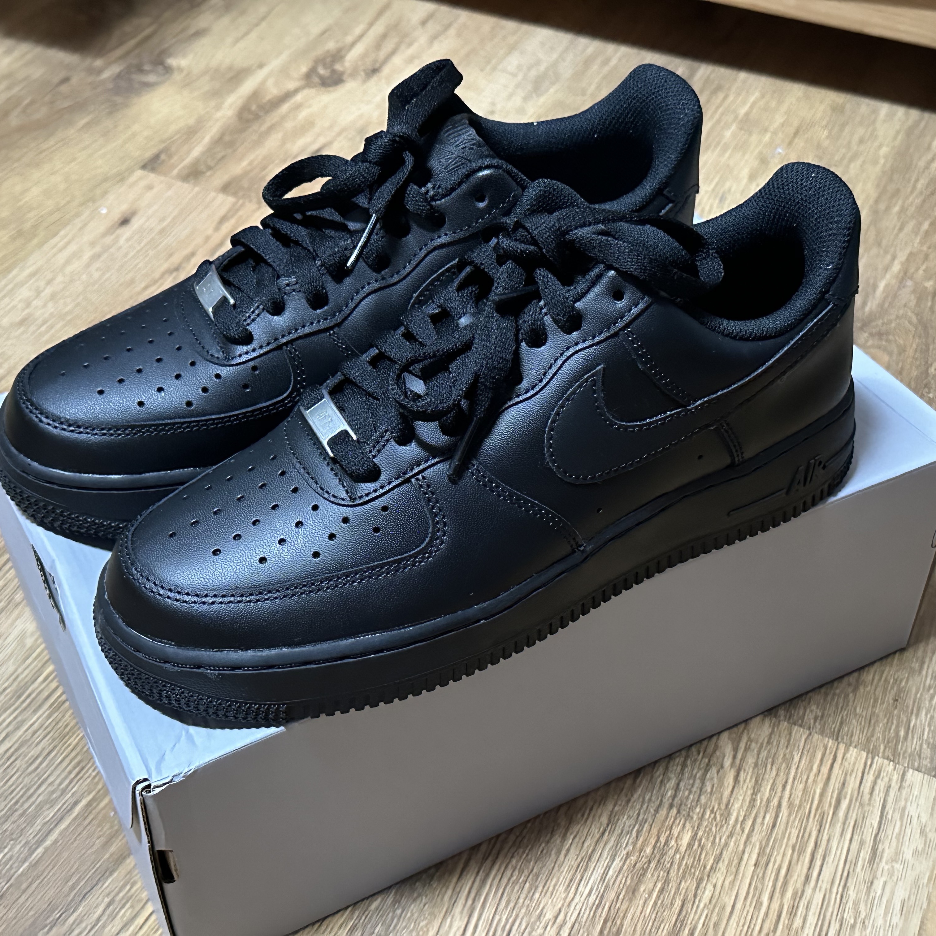 Nike Air Force 1 '07 Low Triple Black 착용 스타일 - 2