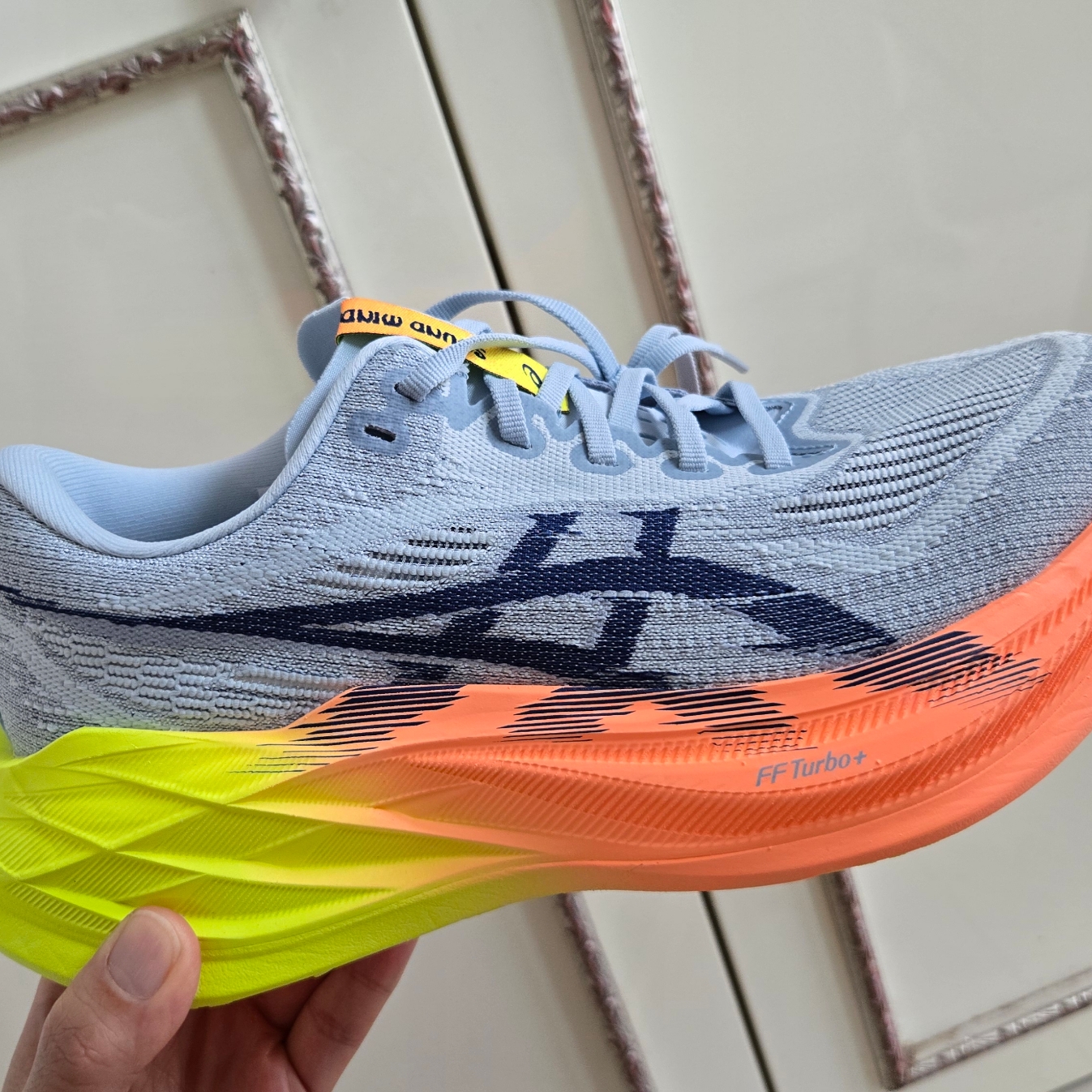 Asics Superblast 2 Paris Cool Grey Safety Yellow 착용 스타일 - 2