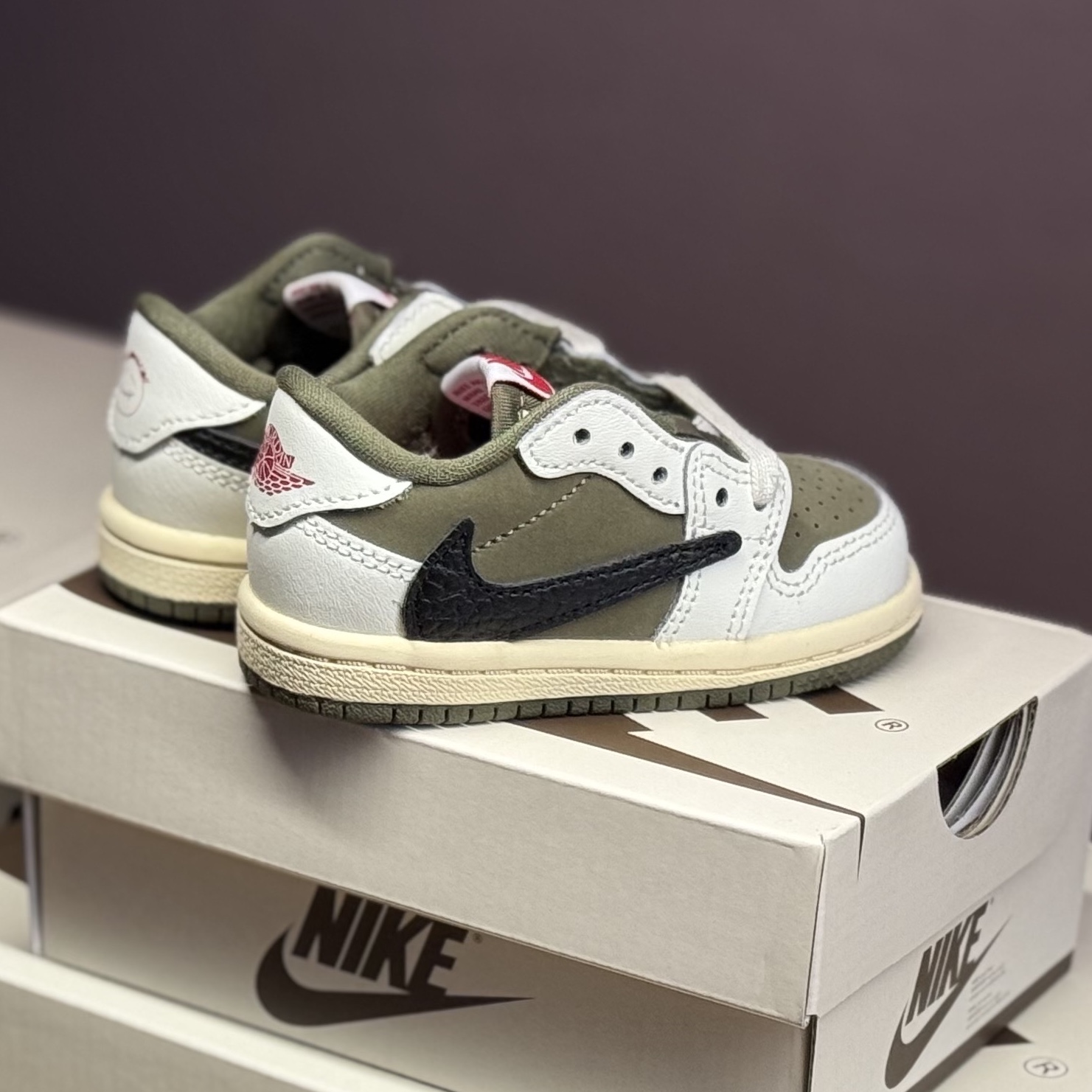 (TD) Jordan 1 x Travis Scott Retro Low OG SP Reverse Olive, (TD) Nike Force 1 LE White 착용 스타일 - 2