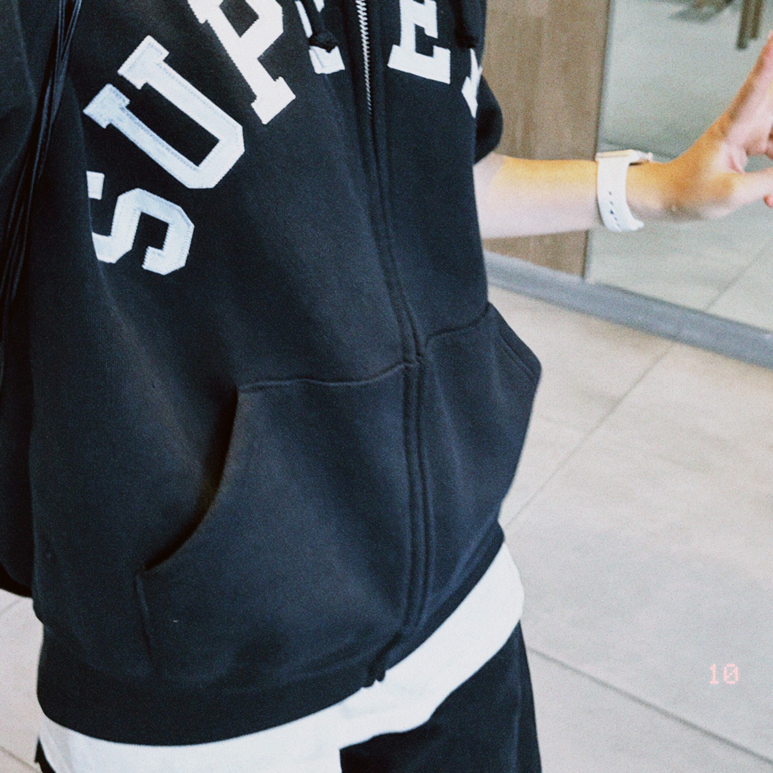 Supreme x Champion Zip Up Hooded Sweatshirt Black - 24SS, New Balance 530 Grey 착용 스타일 - 1