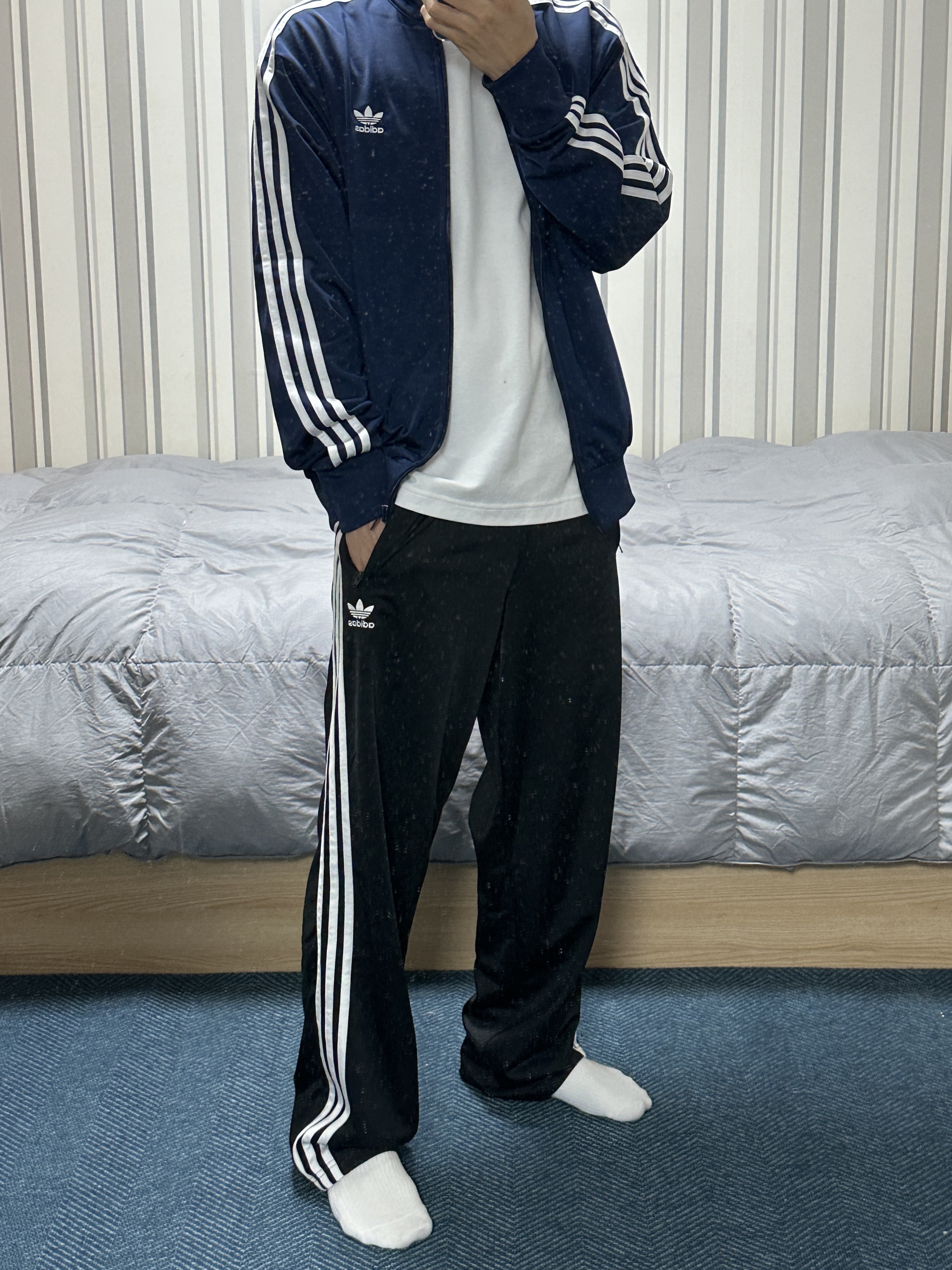 Adidas Adicolor Classic Firebird Track Top Night Indigo - KR Sizing, Adidas Adicolor Classic Firebird Track Pants Black - KR Sizing 착용 스타일 - 1