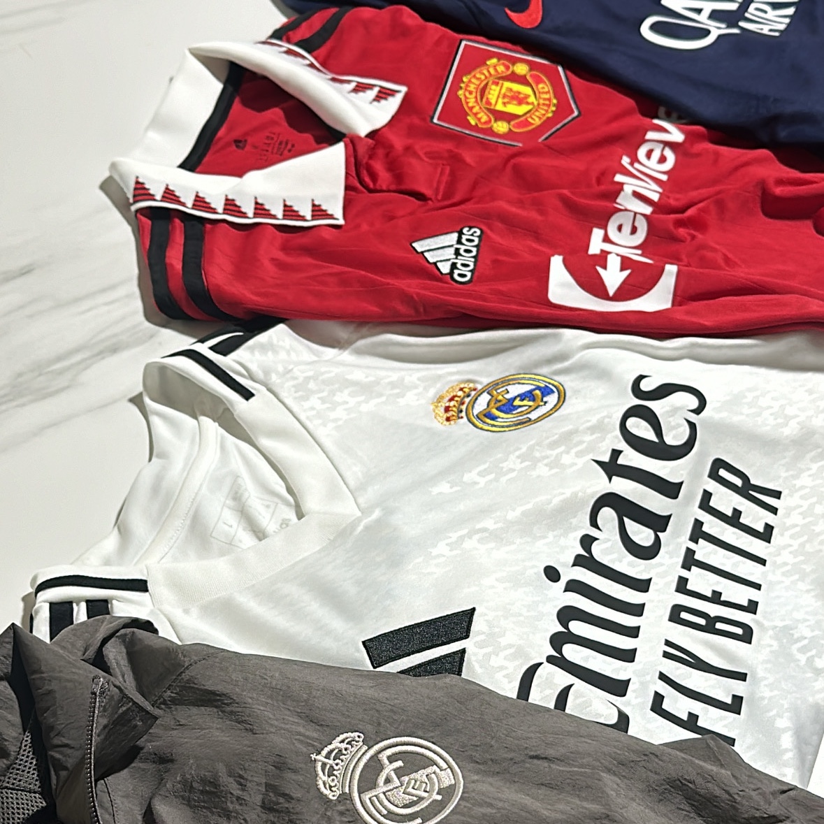 Adidas Real Madrid Originals Track Top Charcoal Grey - KR Sizing, Adidas Real Madrid 2024/25 Home Jersey White - KR Sizing (Non Marking Ver.) 착용 스타일 - 1