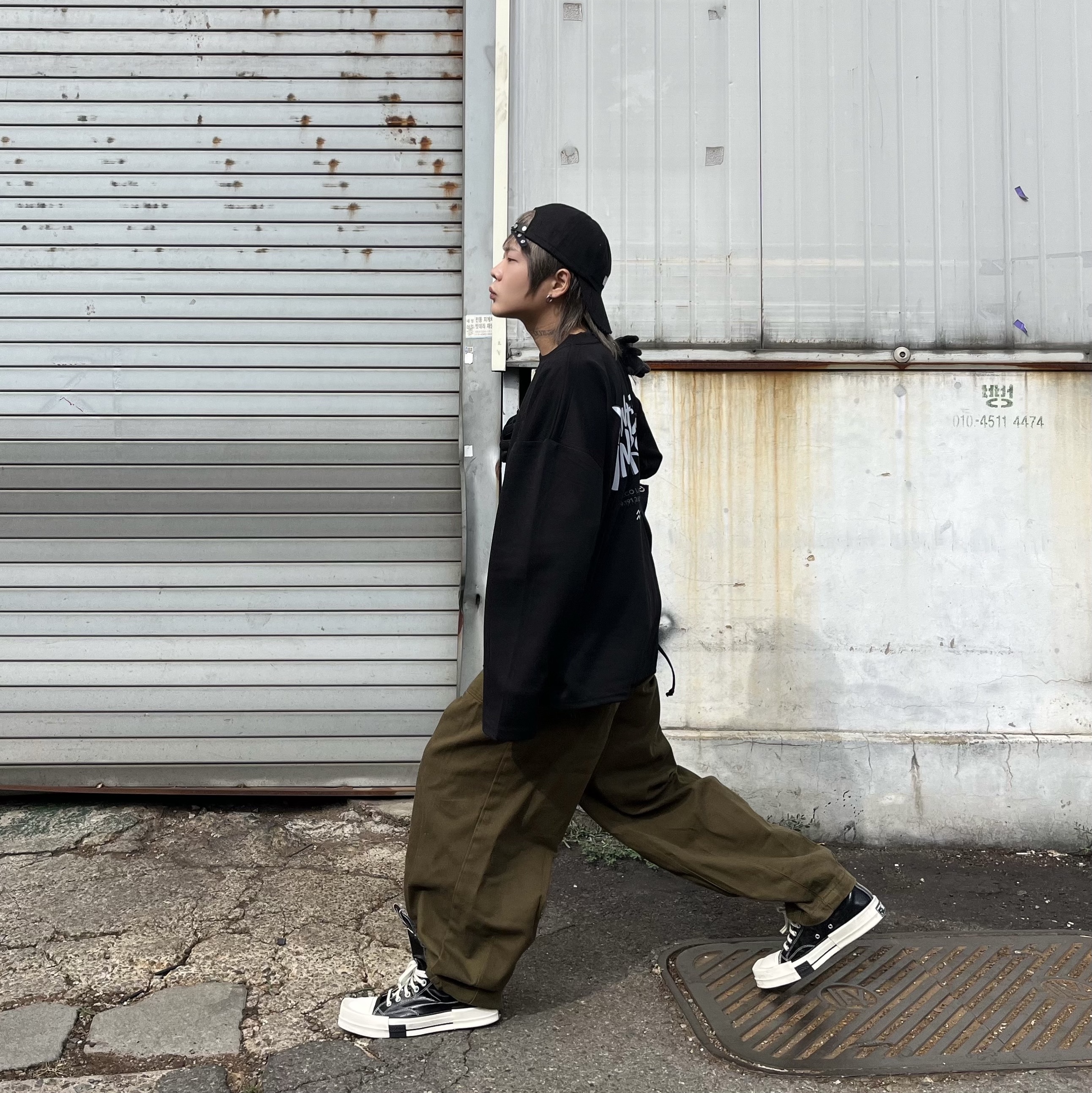Converse x Drkshdw Turbodrk Chuck 70 Hi Black Lacquered Denim, Nike Therma-Fit Academy Football Gloves Black 착용 스타일 - 3