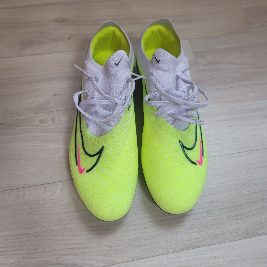 Nike Gripknit Phantom GX Elite FG Barely Volt 착용 스타일