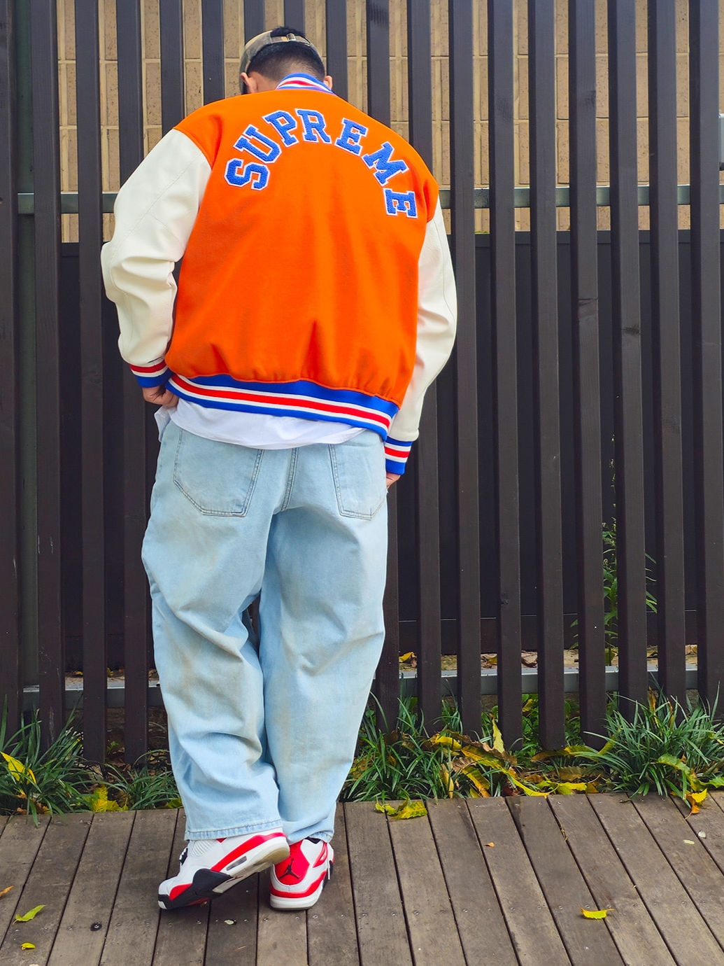 Supreme Tiger Varsity Jacket Orange - 23FW, Jordan 4 Retro Red Cement 착용 스타일 - 3