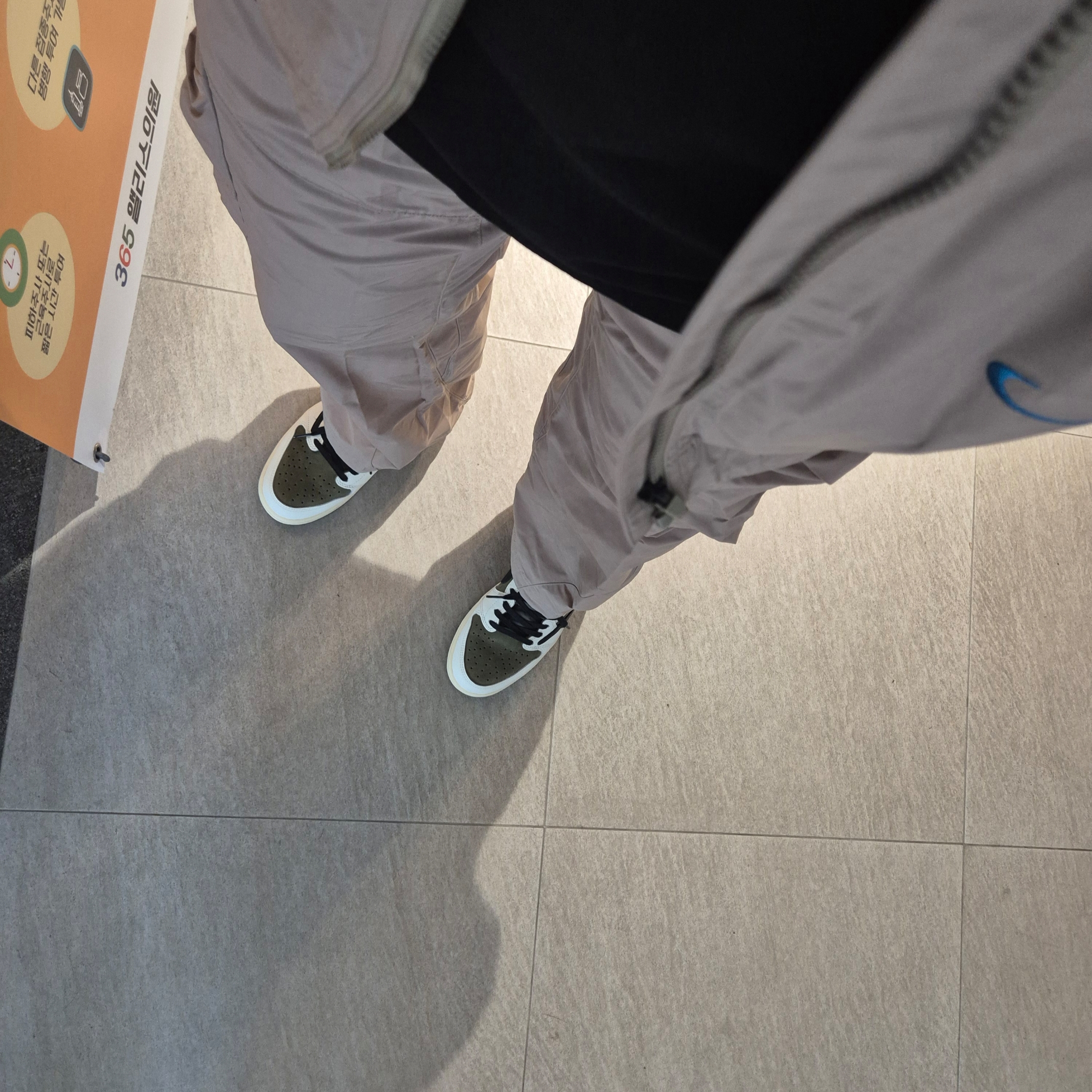 Jordan 1 x Travis Scott Retro Low OG SP Reverse Olive, Nike x Off-White NRG Track Suit Khaki - Asia 착용 스타일 - 1