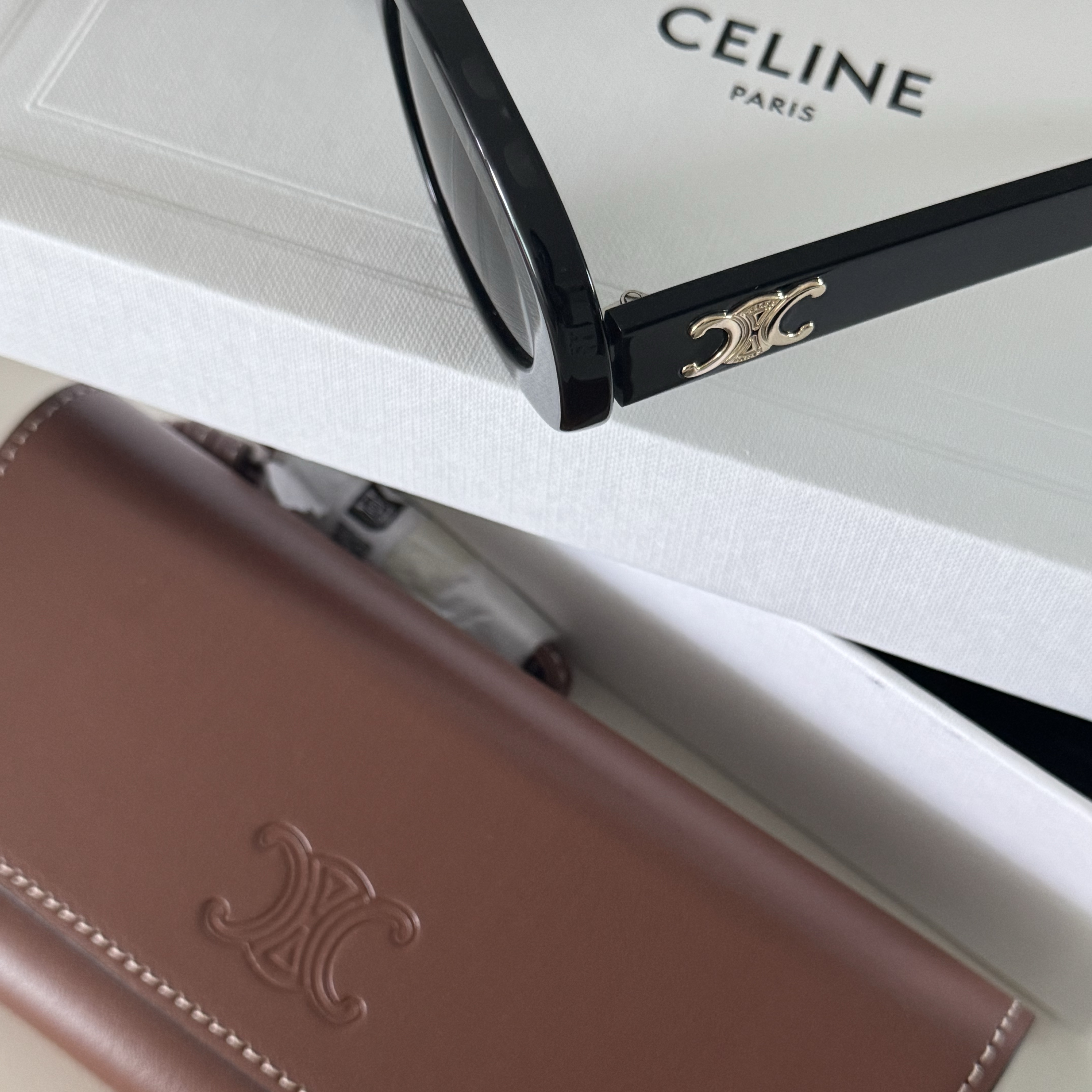 (W) Celine Triomphe 01 Sunglasses in Acetate Black 착용 스타일