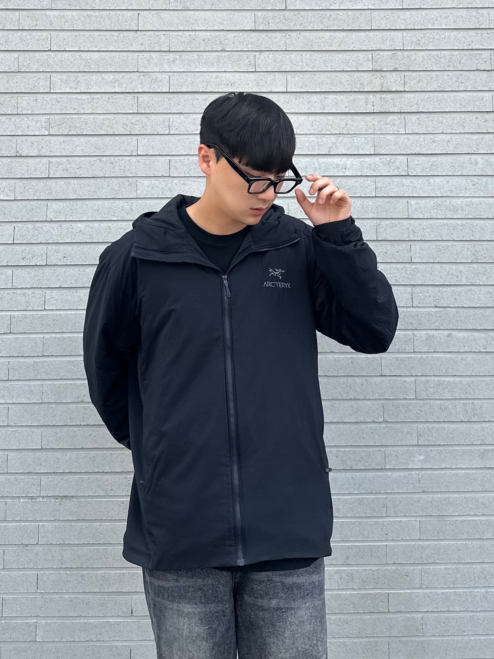 Arc'teryx Atom Hoody Black, Balenciaga 3XL Sneakers Grey White Red 착용 스타일 - 2