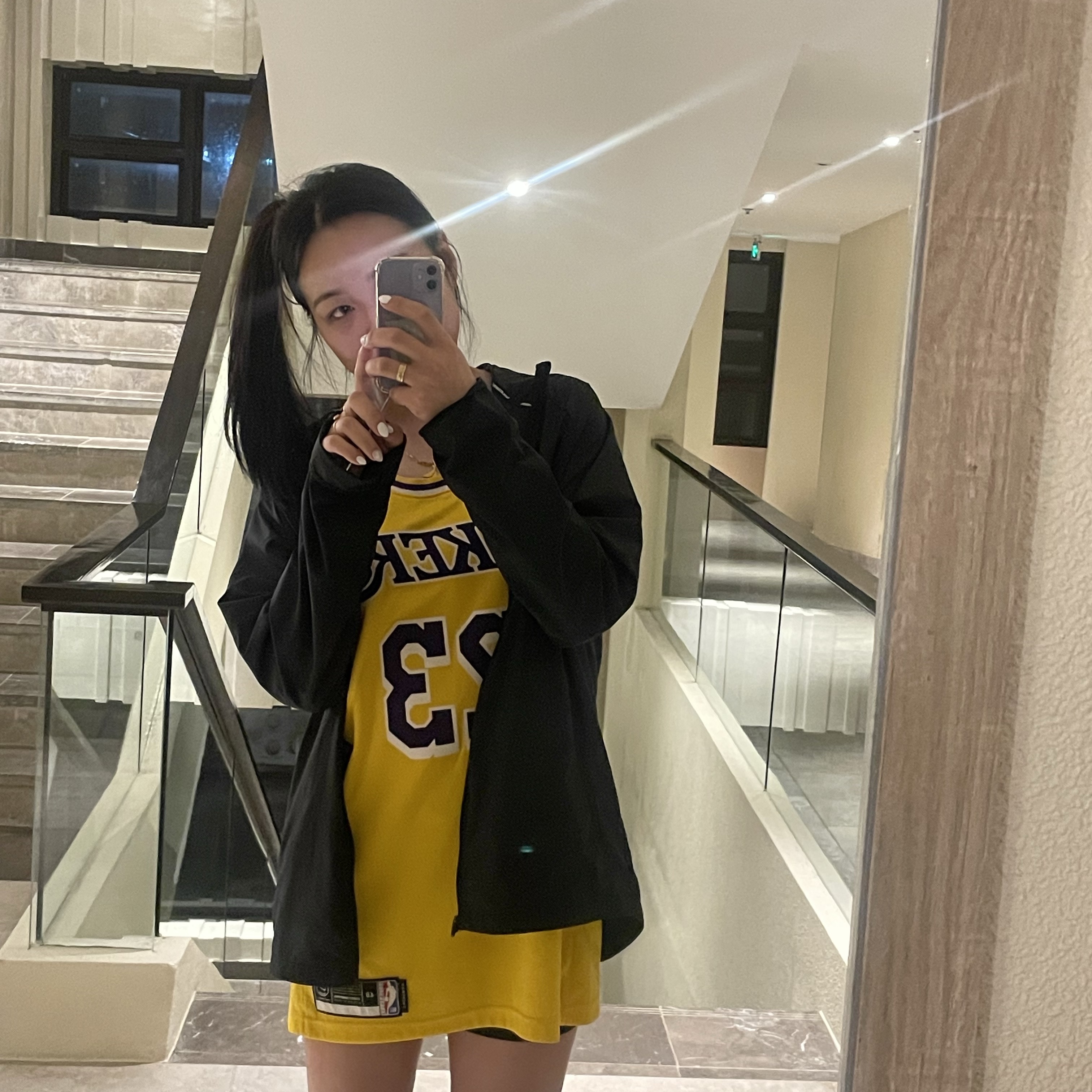 Nike LeBron James LA Lakers Mamba Edition Jersey Black, Nike LeBron James LA Lakers Icon Edition 2020/21 NBA Swingman Jersey Amarillo 착용 스타일 - 2