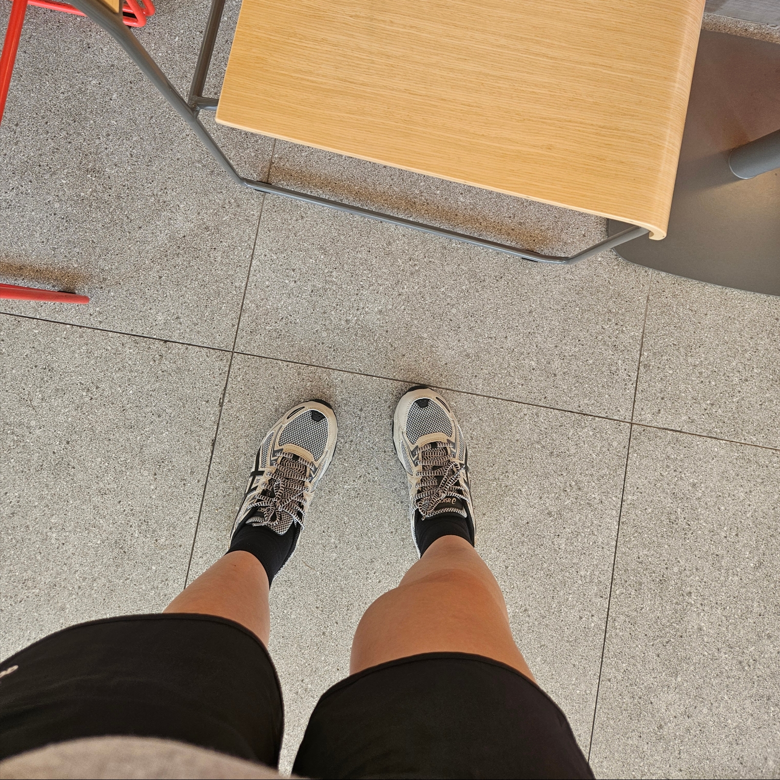 Asics Gel-Venture 6 Feather Grey Black 착용 스타일