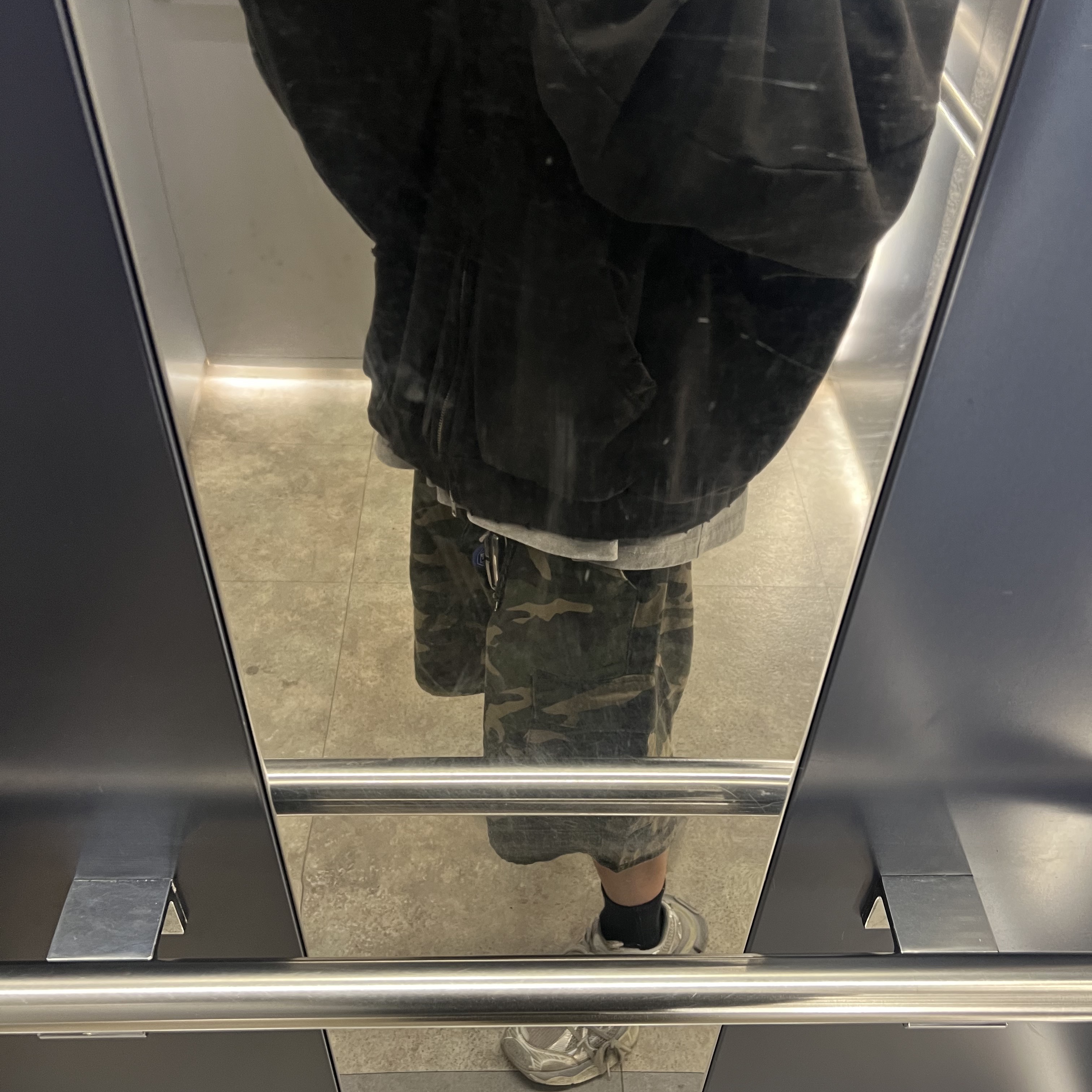 Balenciaga Be Different Hoodie Black, Balenciaga Combat Strike 20mm Boots Black 착용 스타일 - 3