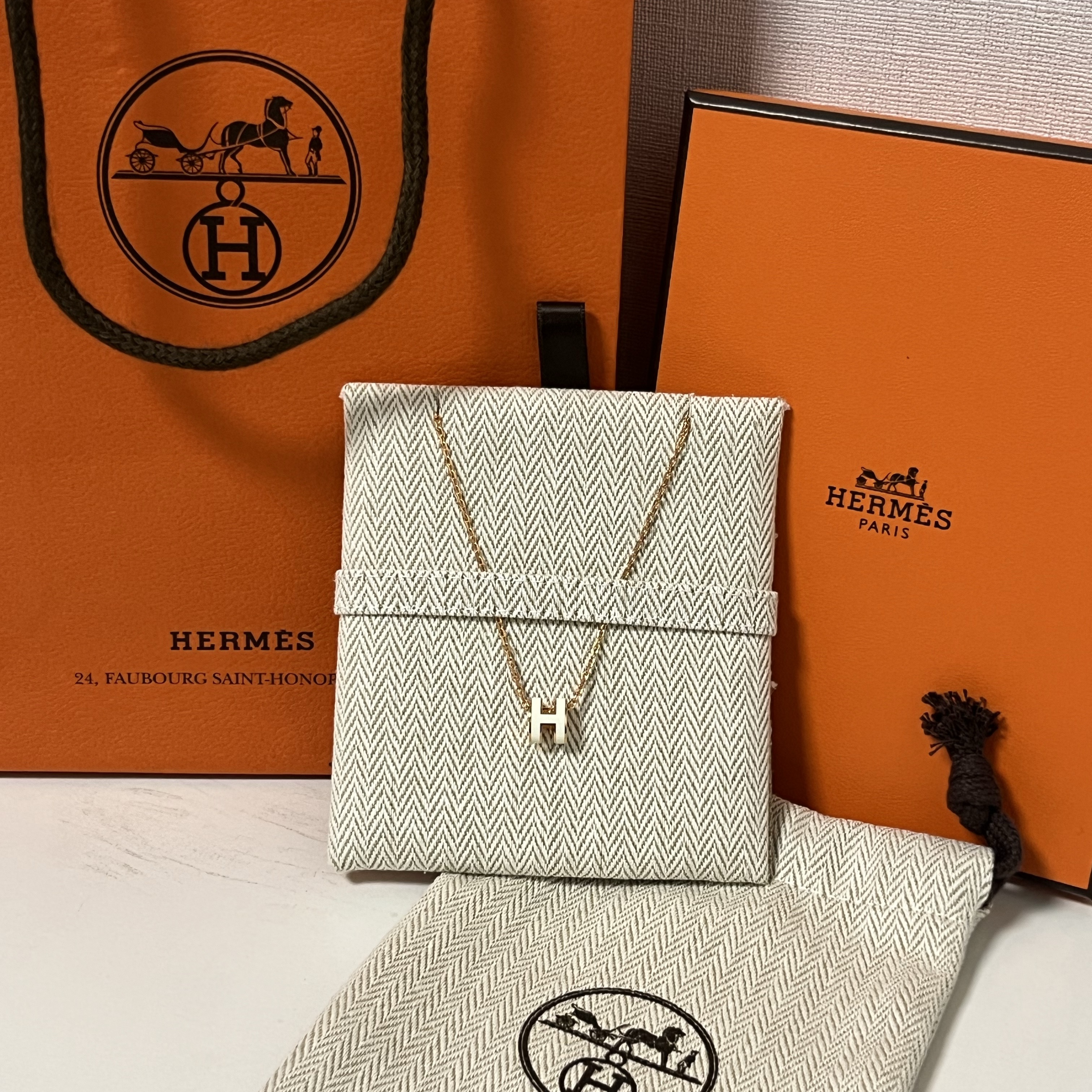 (W) Hermes Mini Pop H Pendant Rose Gold & Blanc 착용 스타일