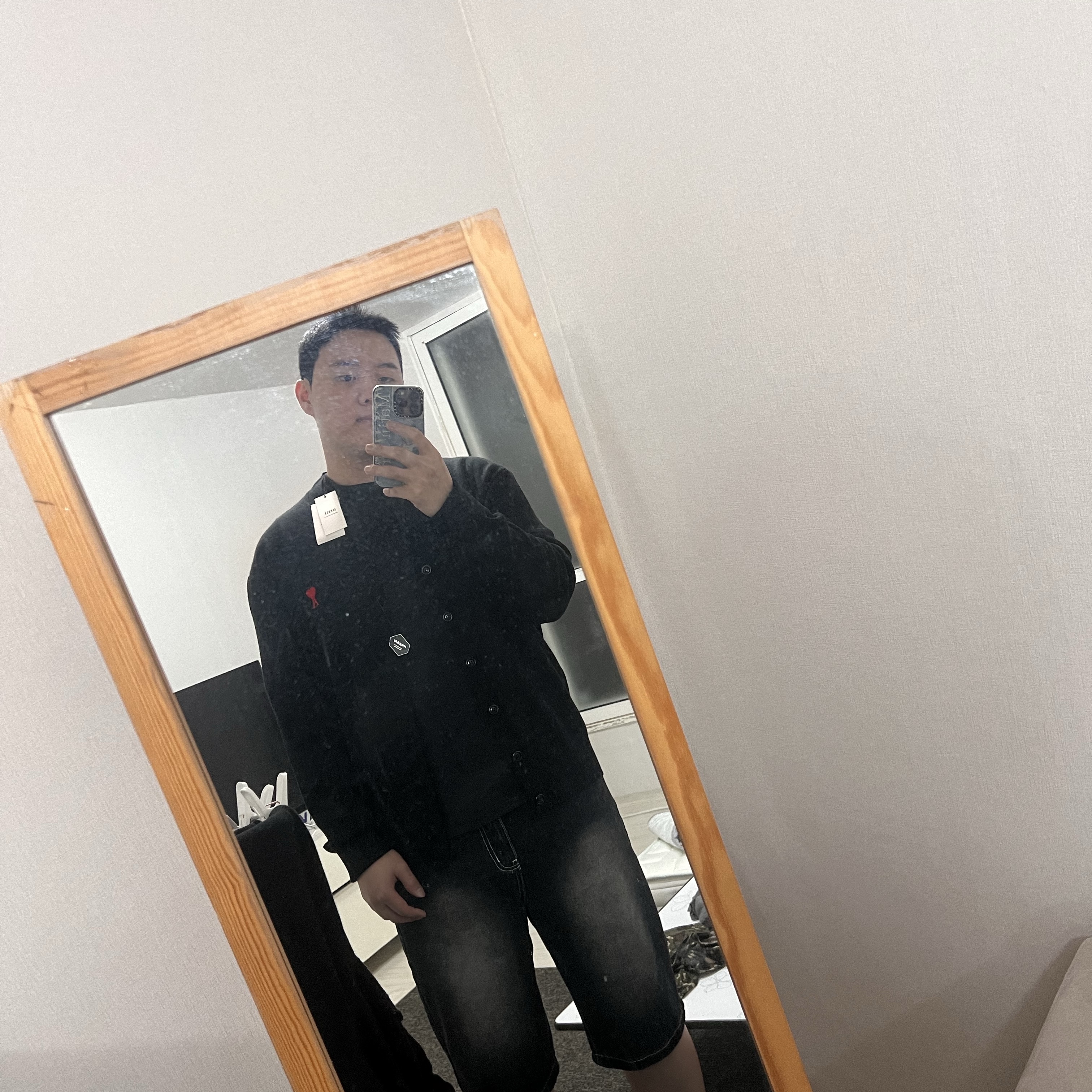 AMI de Coeur Wool Cardigan Black 착용 스타일