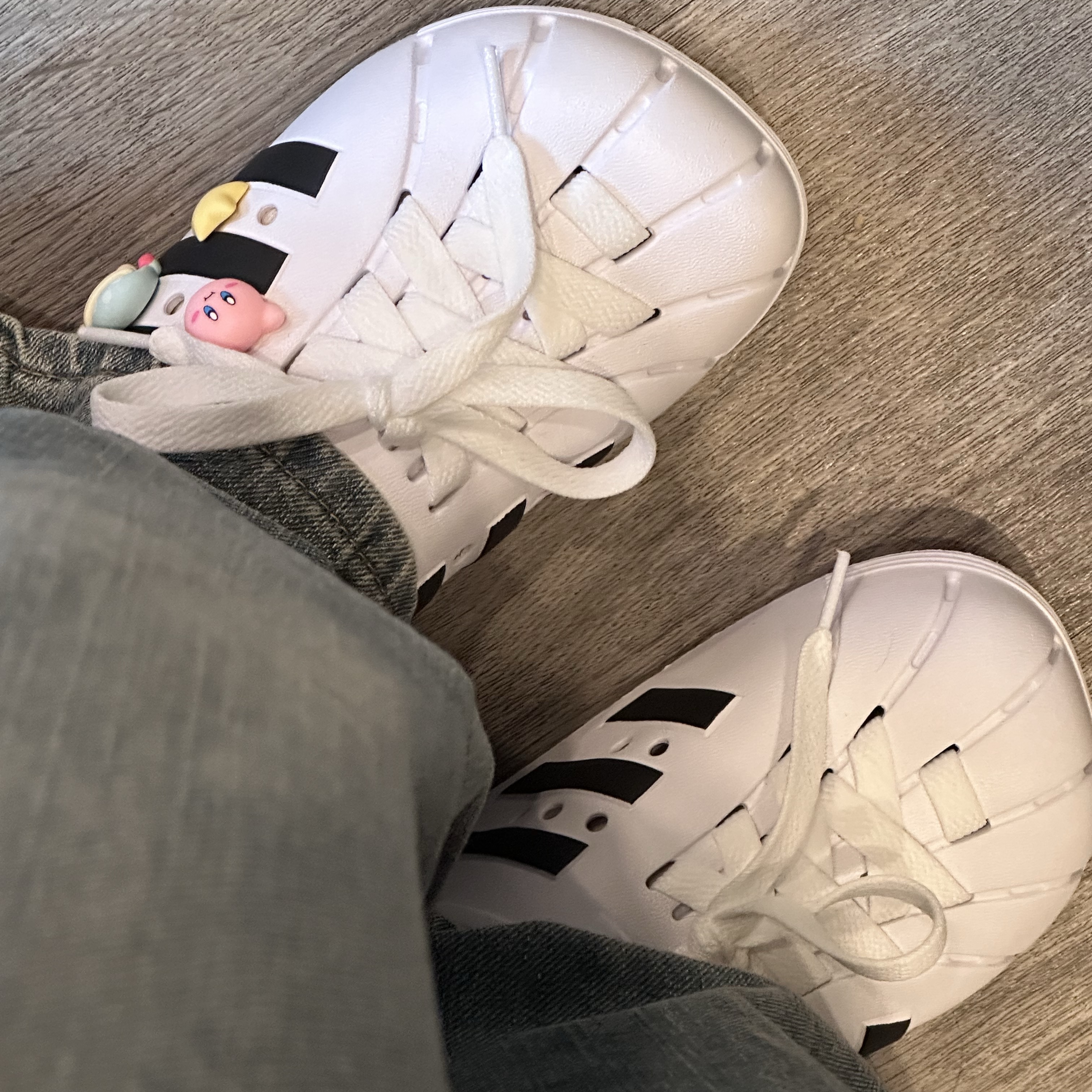 Adidas Adilette Clog White Black 착용 스타일 - 2