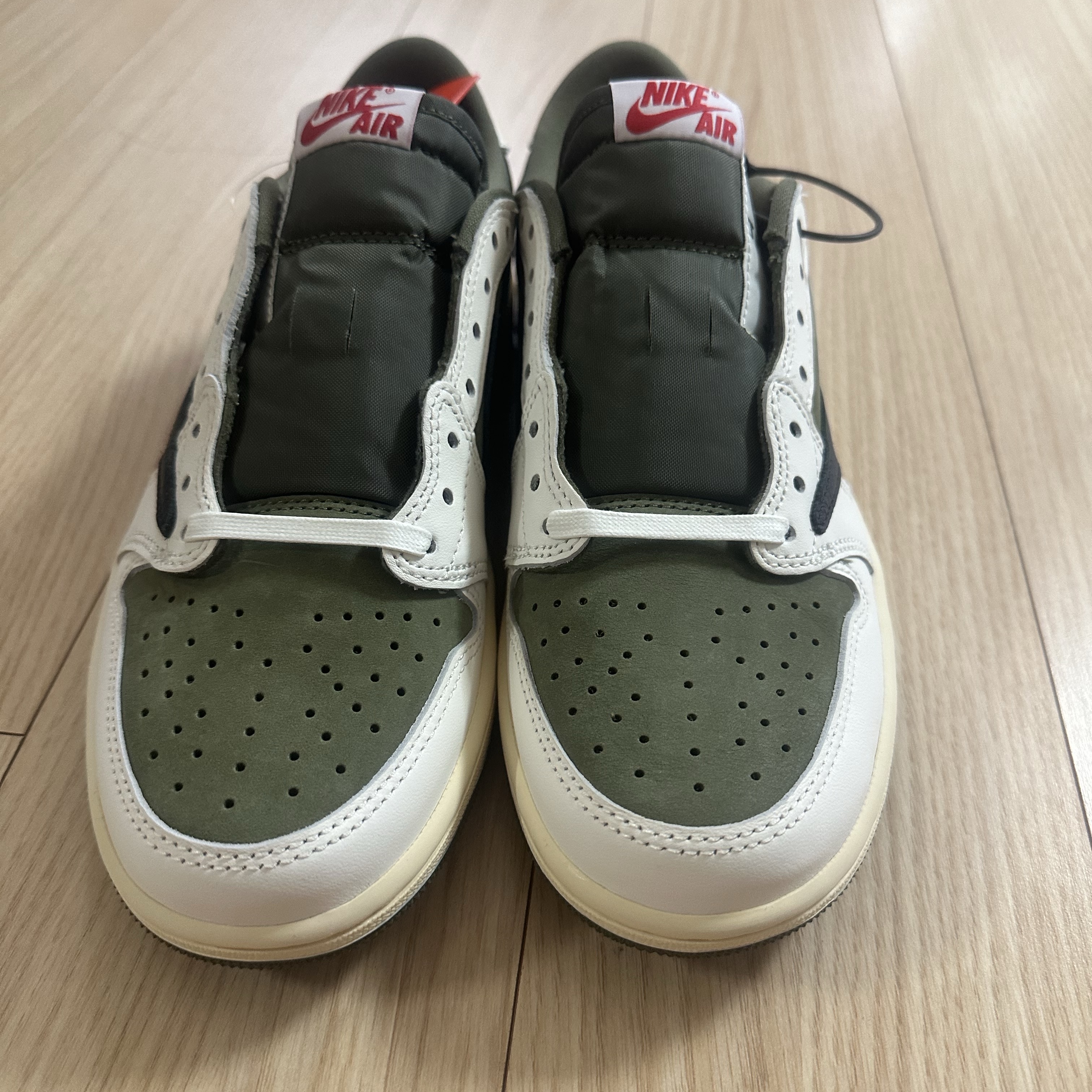 Jordan 1 x Travis Scott Retro Low OG SP Reverse Olive 착용 스타일 - 6
