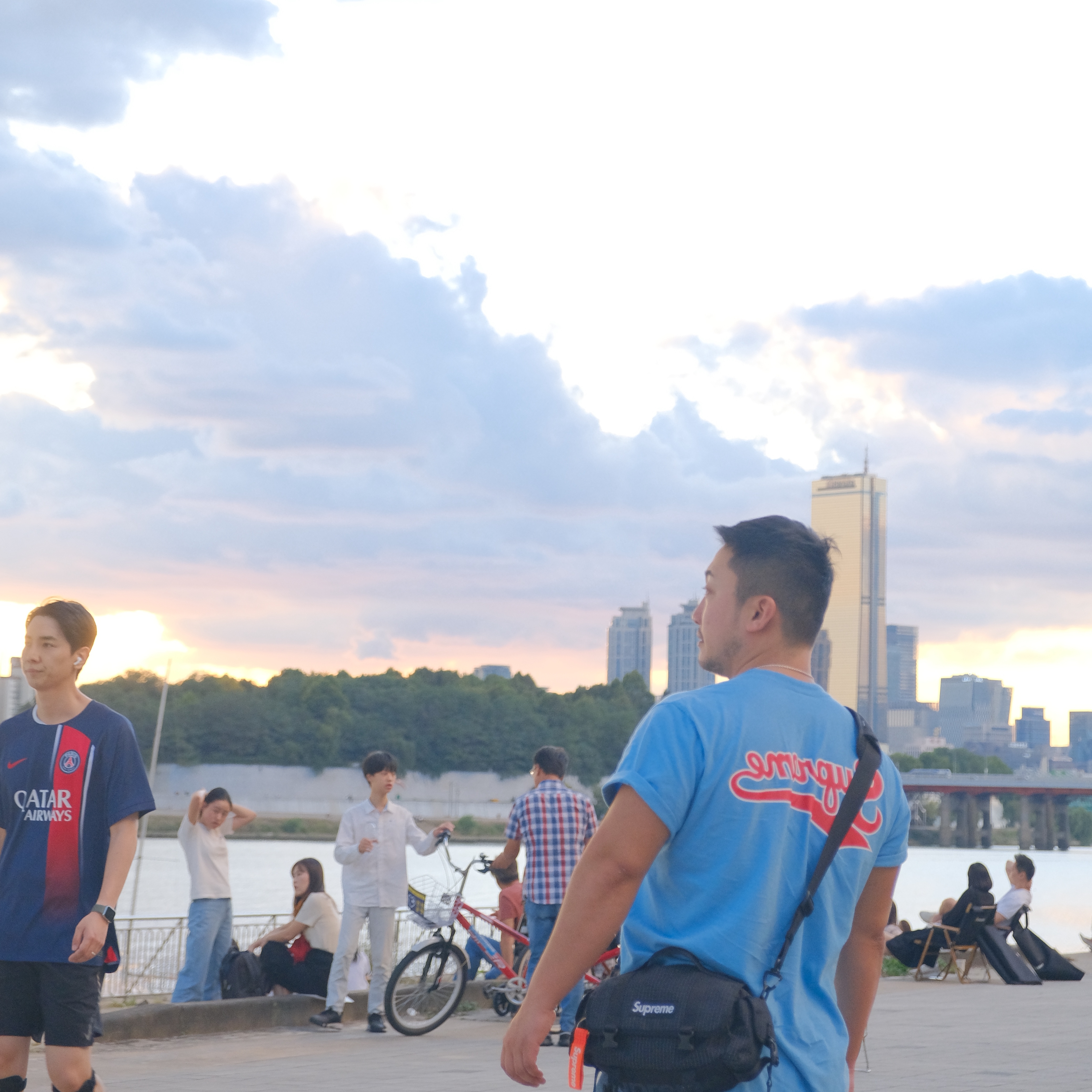 Supreme Mini Duffle Bag Black - 24SS, Supreme Backwards T-Shirt Bright Blue - 24SS 착용 스타일