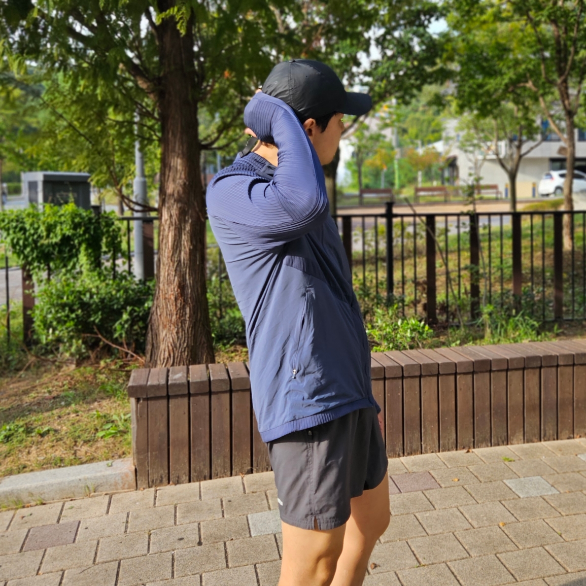 Nike Zoom Vomero 5 PRM Light Iron Ore and Flat Fewter, Nike ACG Trail Cap Black 착용 스타일 - 2