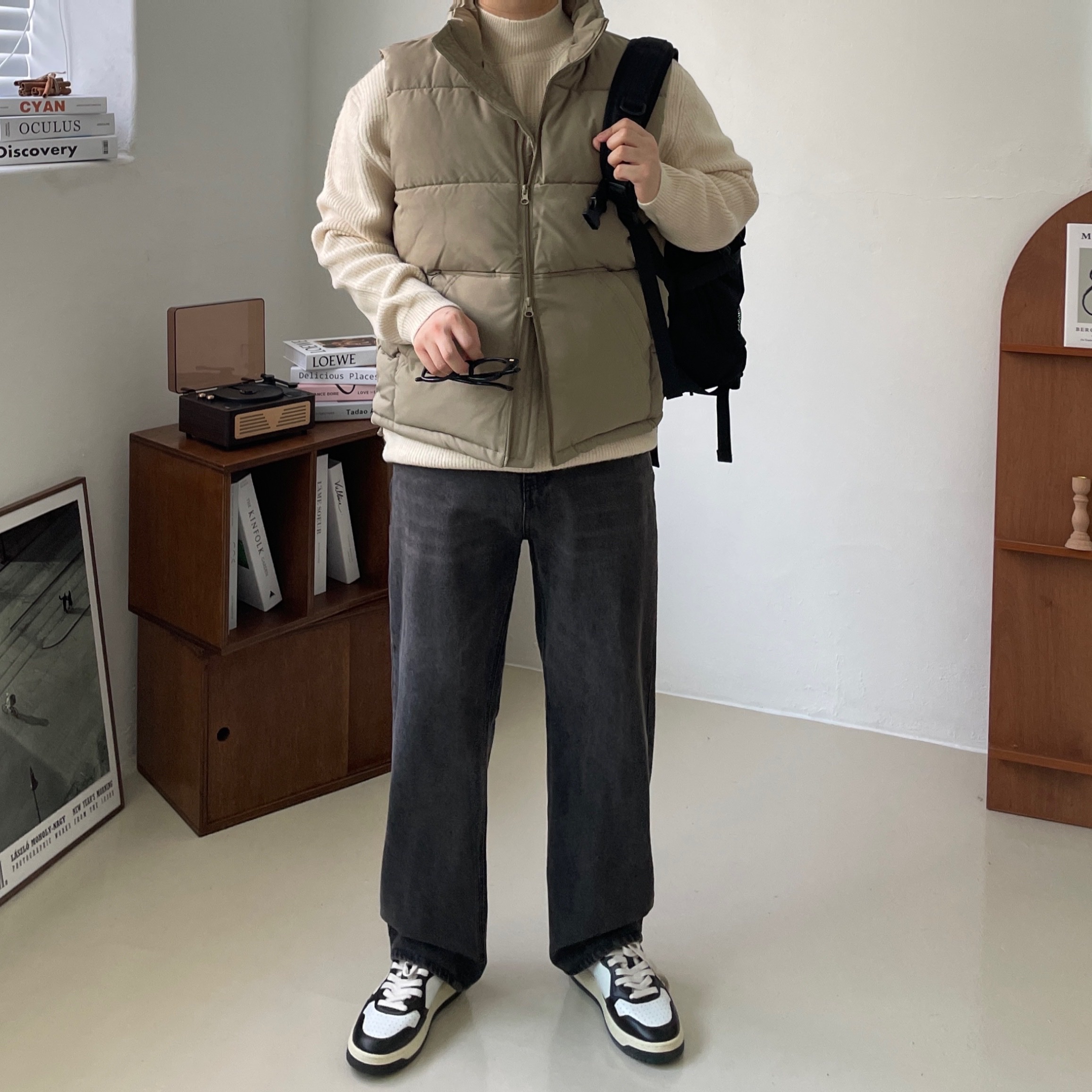 Autry Medalist Low Leather Sneakers Black White 착용 스타일 - 1