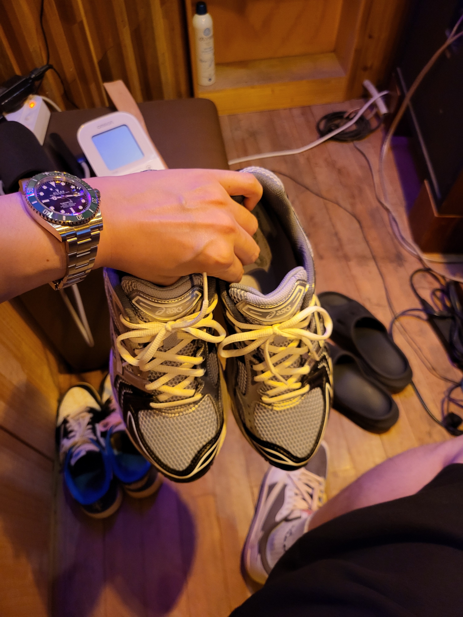 Asics Gel-Kayano 14 Black Glacier Grey, Jordan 1 x Travis Scott x Fragment Retro Low OG SP Military Blue 착용 스타일