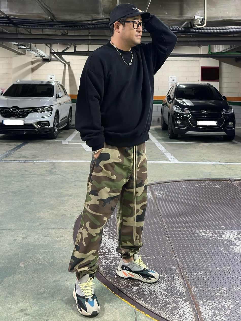 Supreme Washed Chino Twill Camp Cap Black - 24SS, Adidas Yeezy Boost 700 Wave Runner Solid Grey 2021/2022 착용 스타일