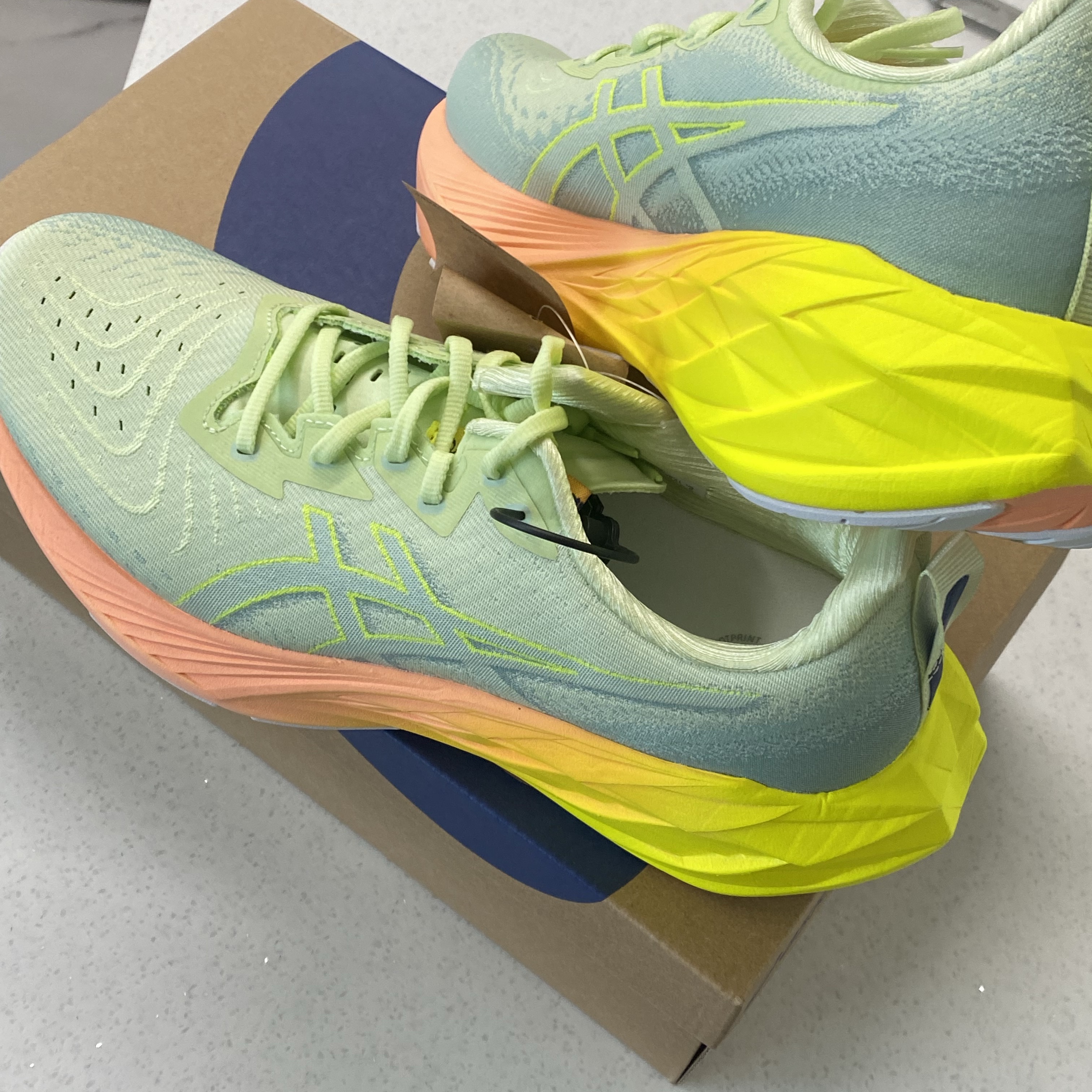 Asics Novablast 4 Cool Matcha Safety Yellow 착용 스타일 - 2