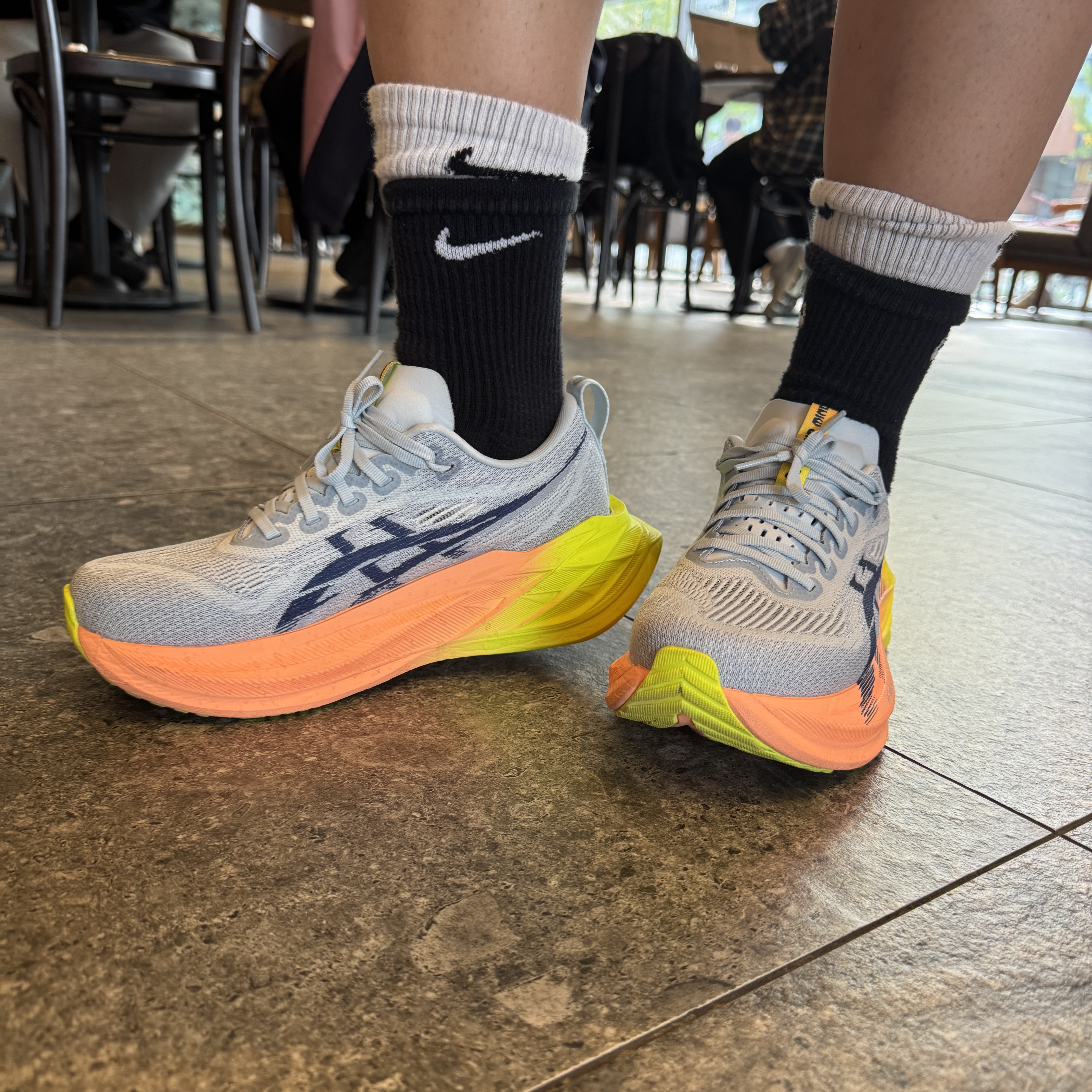 Asics Superblast 2 Paris Cool Grey Safety Yellow 착용 스타일