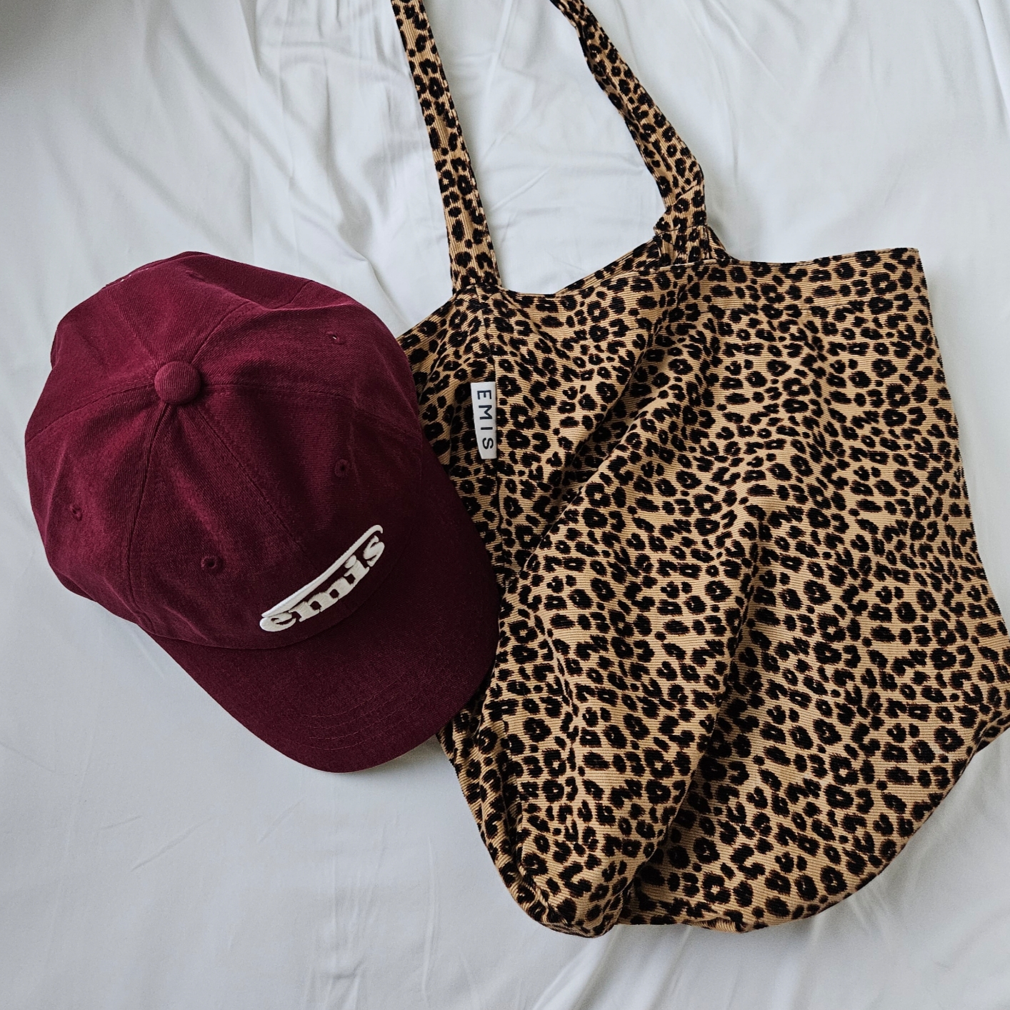 Emis Leopard Corduroy Eco Bag Beige, Emis New Logo Emis Cap Burgundy 착용 스타일