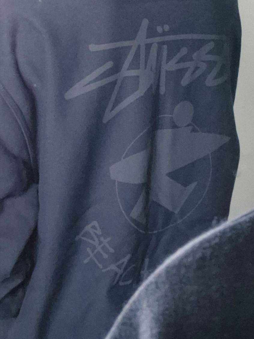 Stussy Beach Roots Zip Hoodie Navy 착용 스타일 - 2