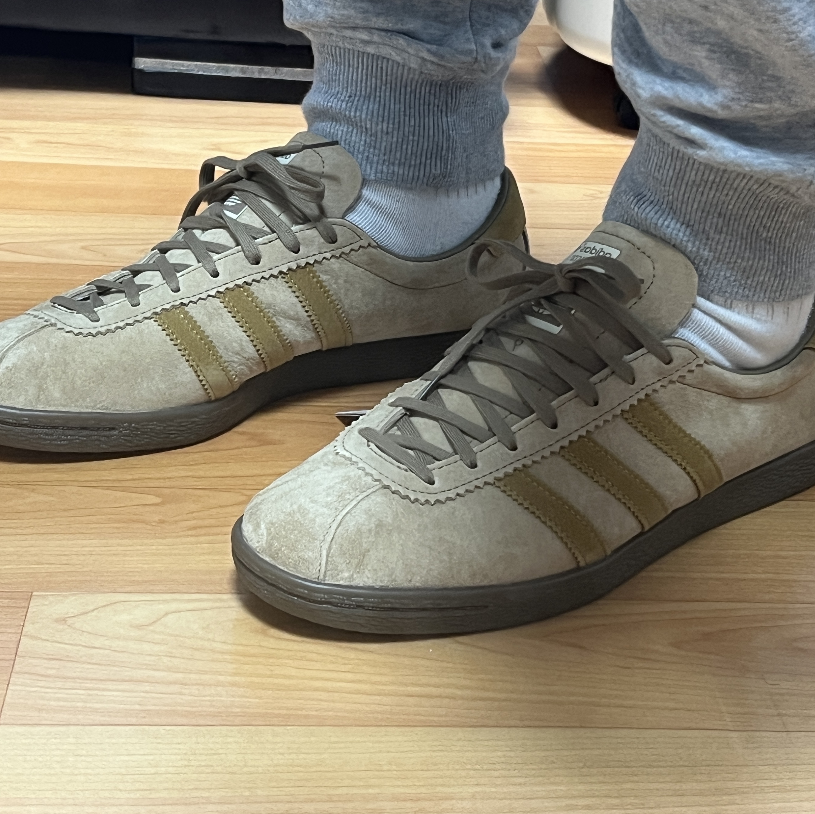 Adidas Tobacco Pantone Mesa 착용 스타일
