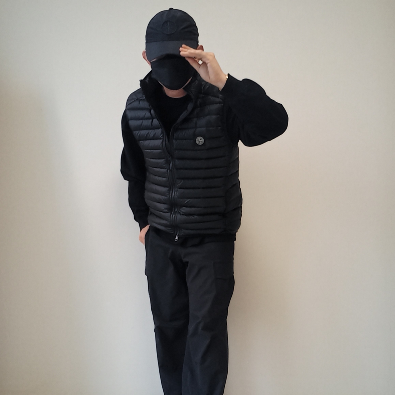 Stone Island G0224 Loom Woven Chambers Recycled Nylon Down-TC Vest Black - 23FW, Arc'teryx Rampart Pants Black 착용 스타일 - 5