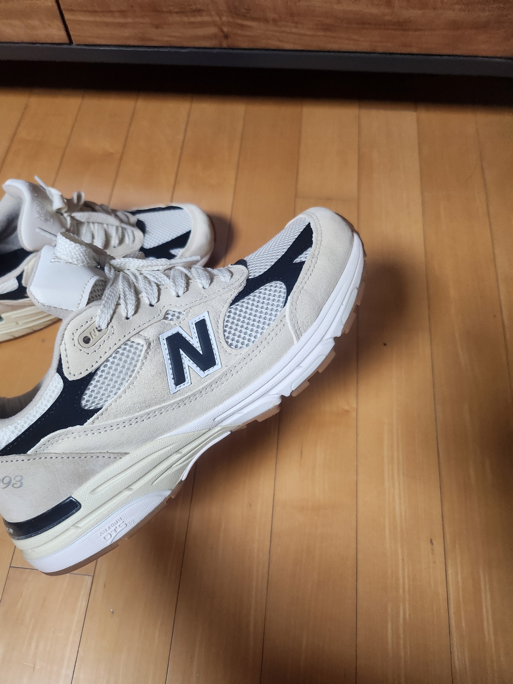 New Balance 993 Made in USA Sea Salt Black 착용 스타일 - 2