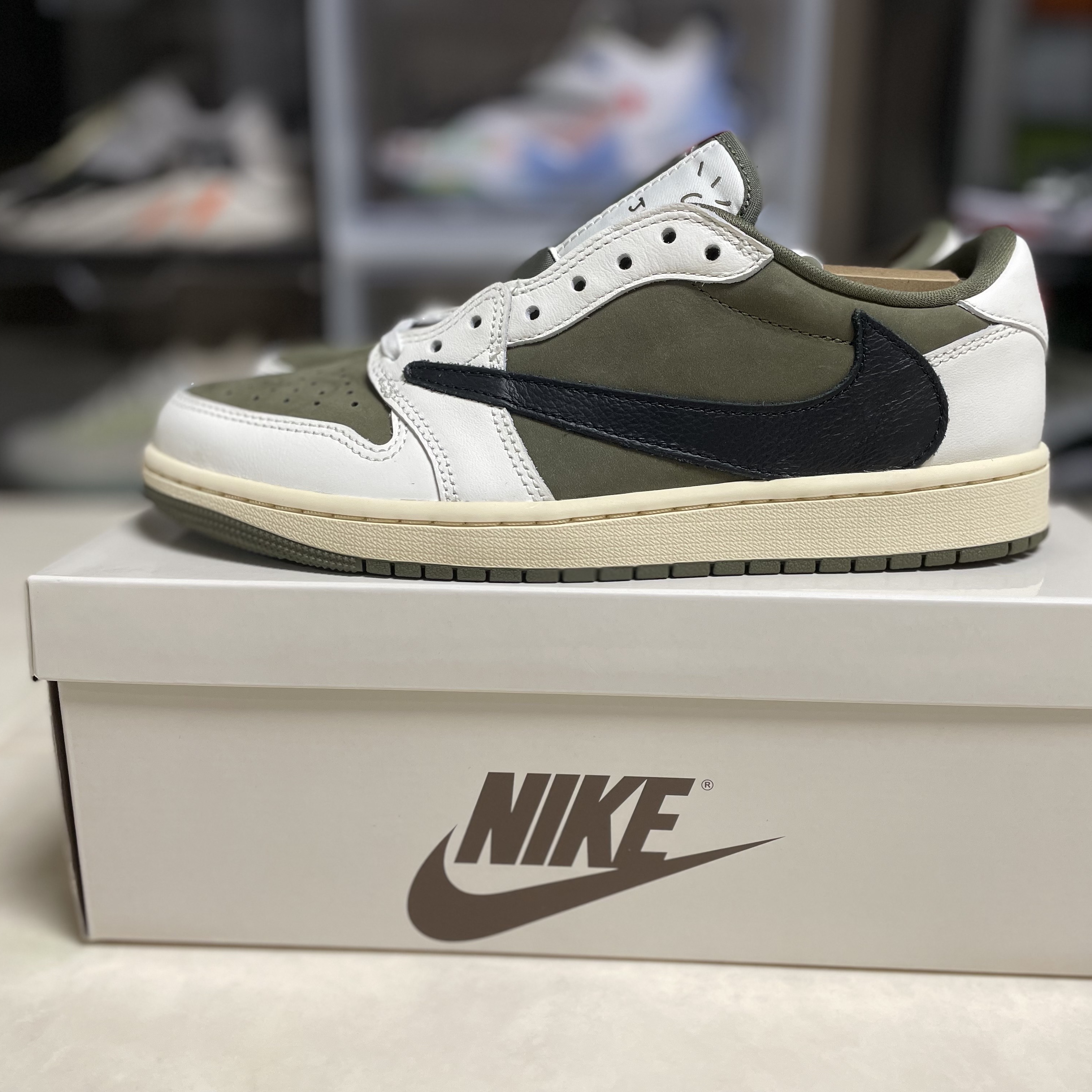 Jordan 1 x Travis Scott Retro Low OG SP Reverse Olive 착용 스타일 - 1