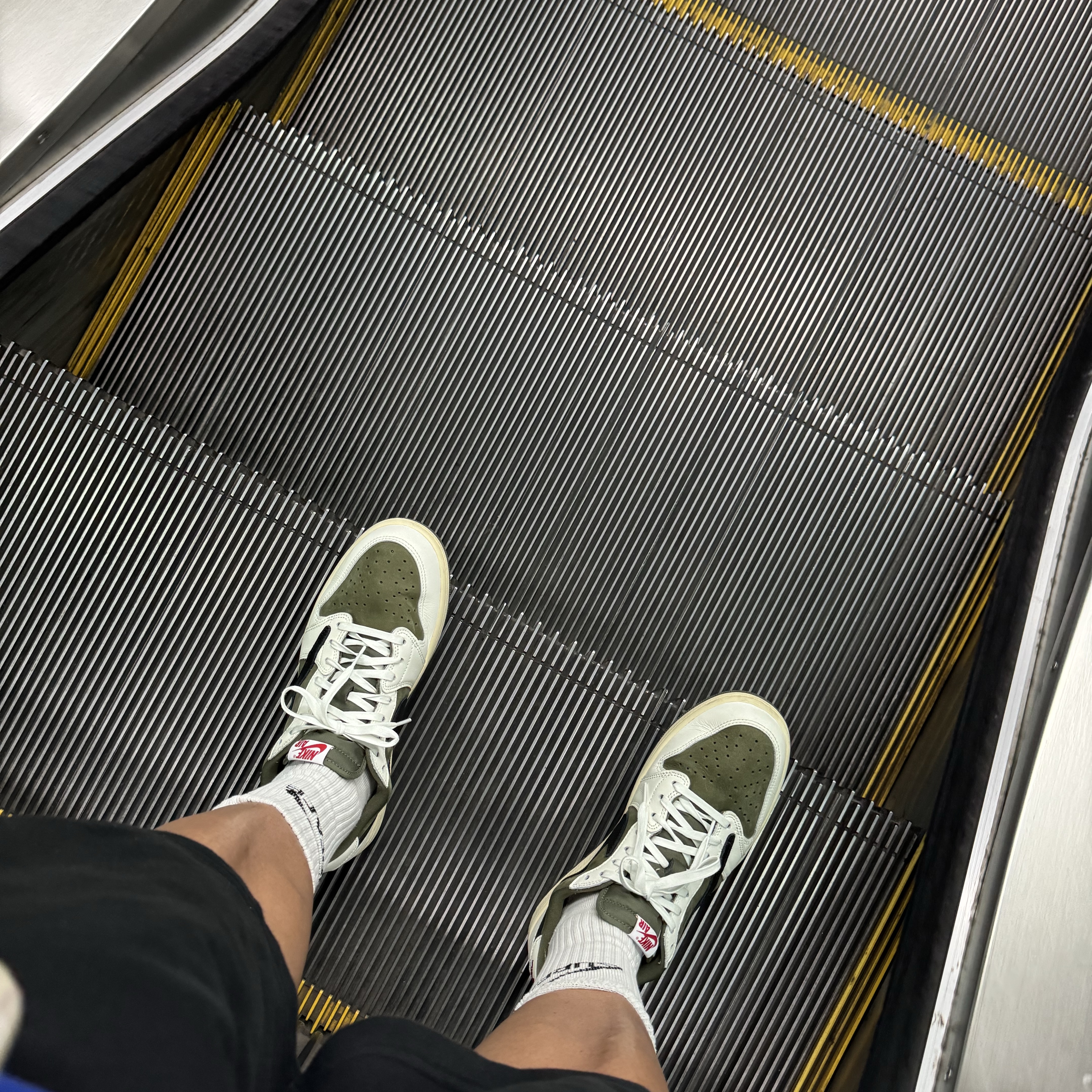 Jordan 1 x Travis Scott Retro Low OG SP Reverse Olive 착용 스타일