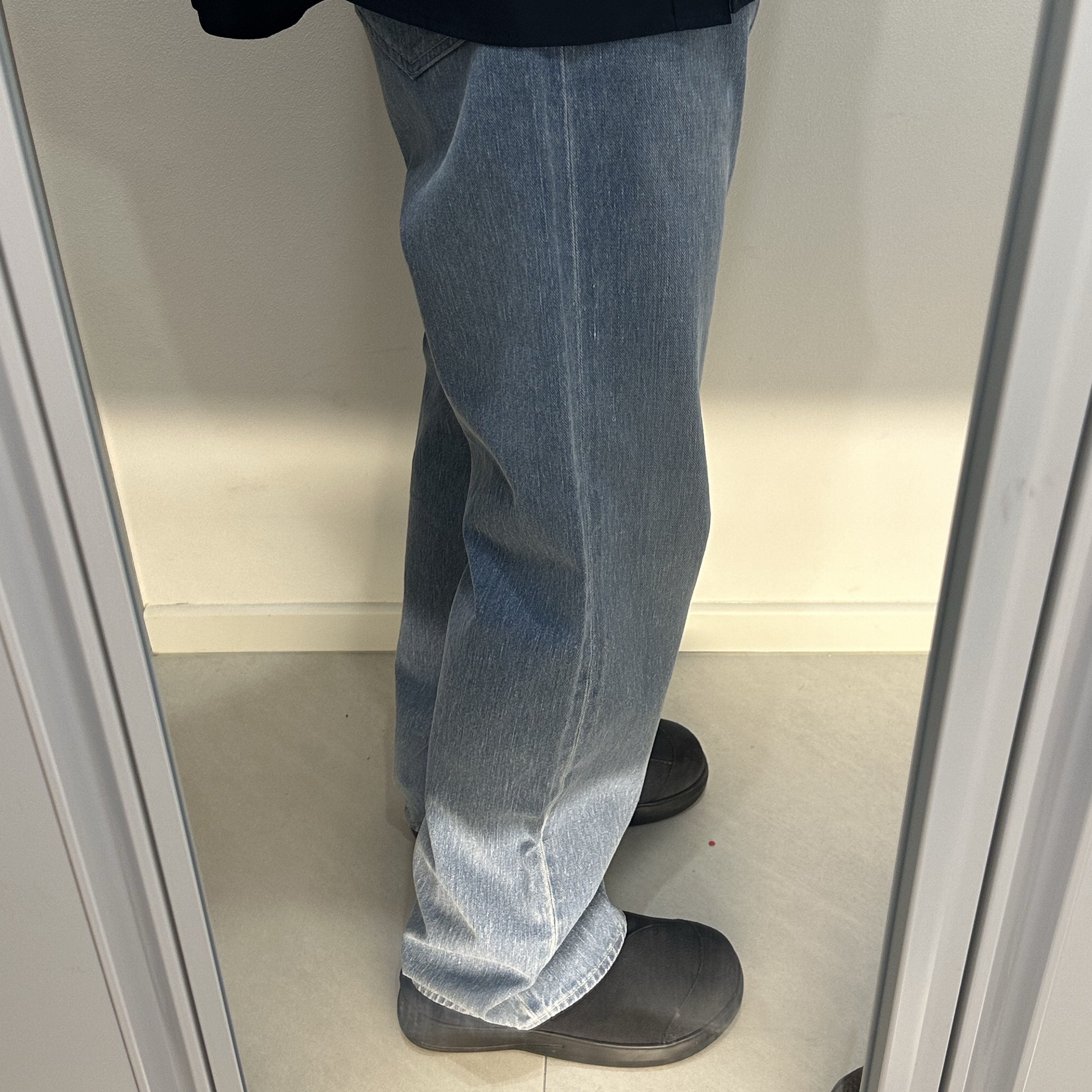 Auralee Selvedge Faded Light Denim Pants Light Indigo 착용 스타일 - 2